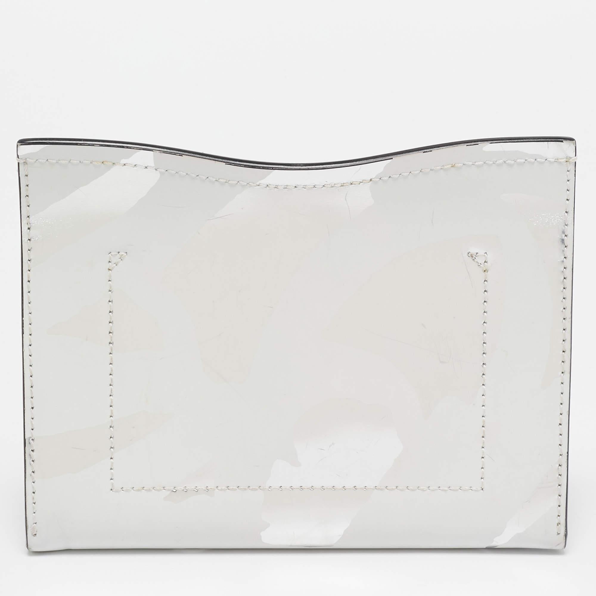 Pochette Proenza Schouler a forma di ricciolo in pelle bianca/argento In condizioni buone in vendita a Dubai, Al Qouz 2