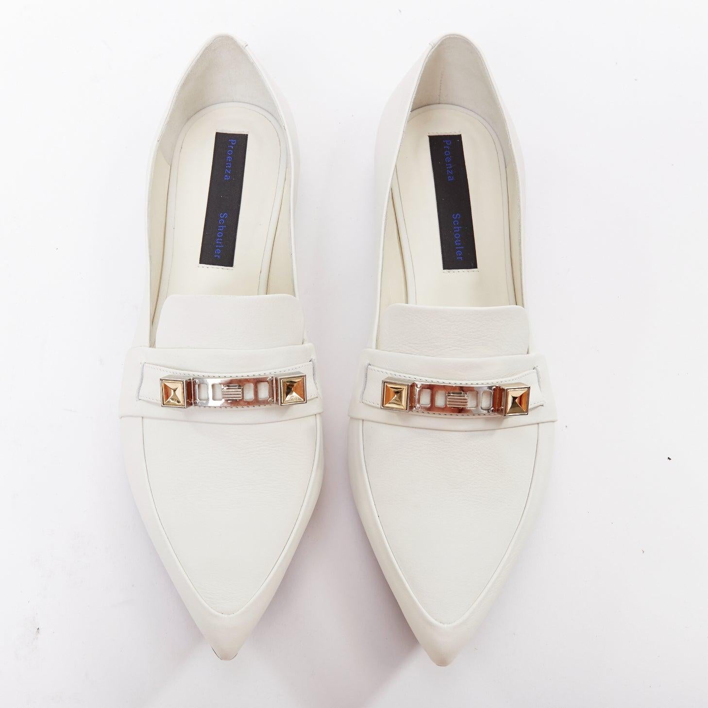 PROENZA SCHOULER chaussures plates en cuir lisse blanc, ornées de la signature argentée, EU39
Référence : CNPG/A00133
Marque : Proenza Schouler
MATERIAL : Cuir
Couleur : Blanc, Argent
Motif : Solide
Fermeture : Slip On
Doublure : Cuir crème
Fabriqué