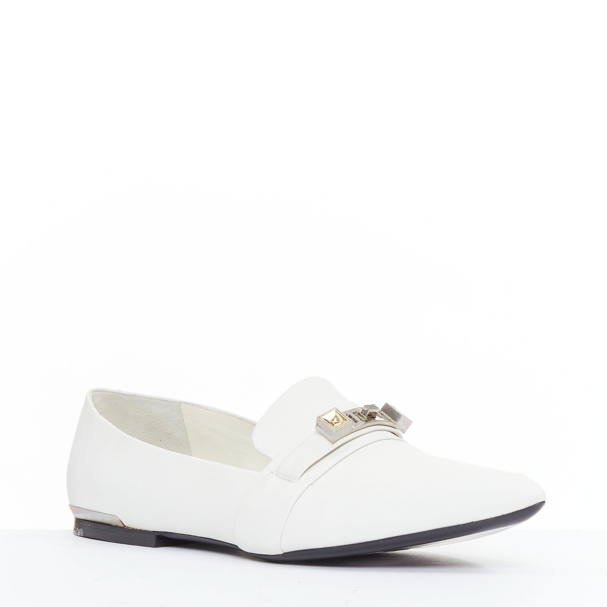 Gris PROENZA SCHOULER chaussures plates en cuir lisse blanc, ornées de la signature argentée, EU39 en vente