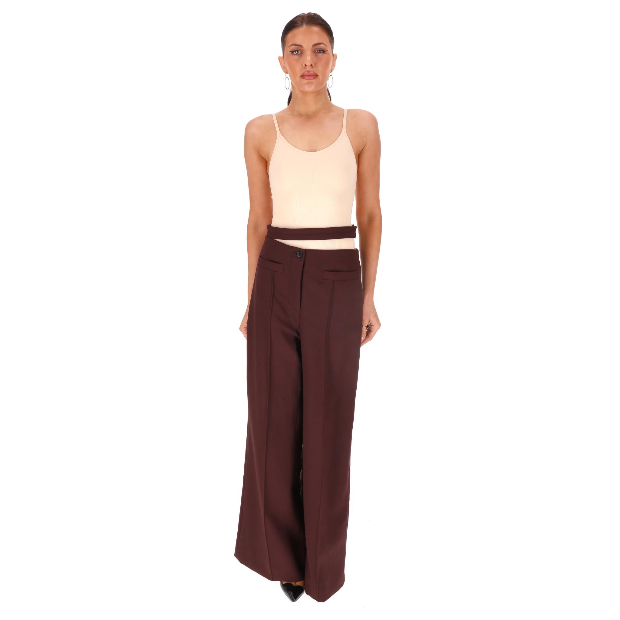 Proenza Schouler Pantalon en laine à jambes larges

Pantalon de tailleur en laine mélangée de couleur bourgogne, avec une silhouette à jambe large.

Il est orné d'une ceinture boutonnée découpée sur un côté.

Rrp Approx. £550

Taille - 4US

État -