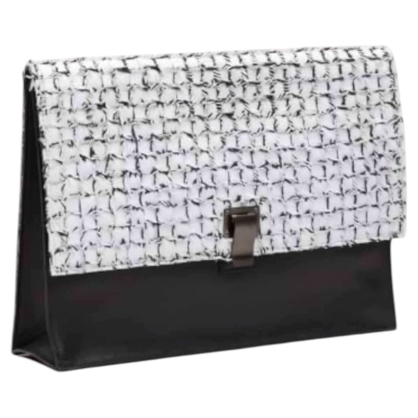 Proenza Schouler gewebte Tweed-Wickel-Clutch aus schwarz-weißem Leder, Original im Angebot