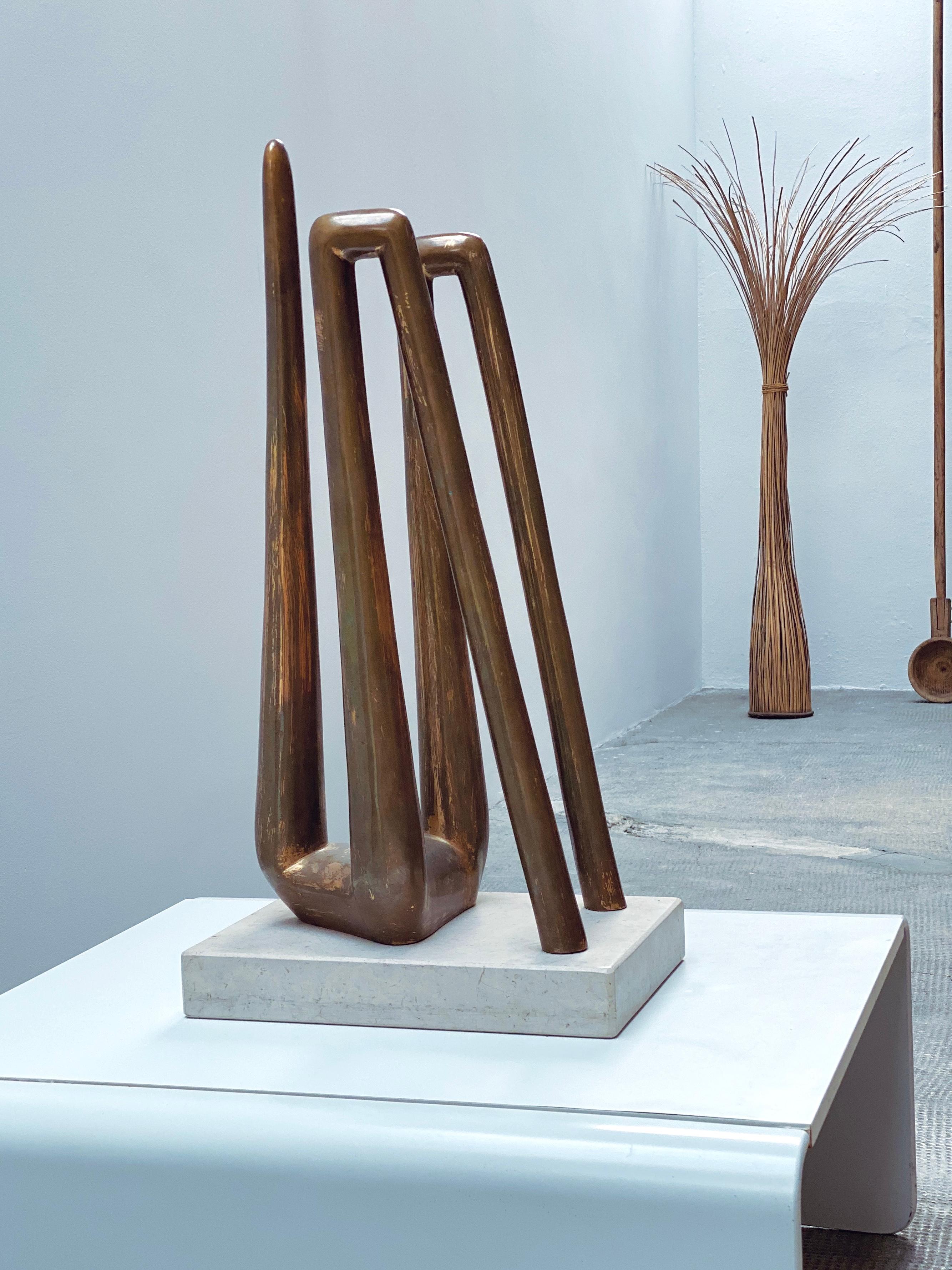 Sculpture exceptionnelle et très esthétique en bronze patiné sur une base en calcaire coquillier poli, réalisée par le professeur, peintre et sculpteur sud-tyrolien Anselmo Obletter. L'œuvre représente un corps féminin dans une forme minimaliste et