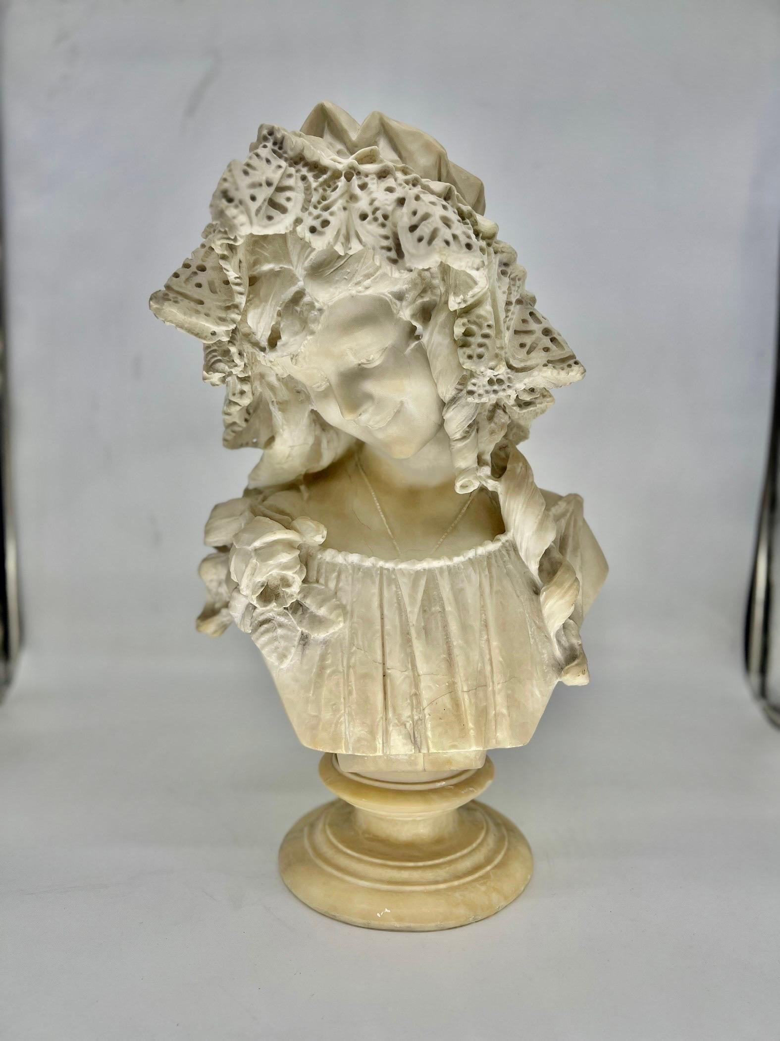 Buste en albâtre italien sculpté d'une jeune femme Circa 1895.

Buste en albâtre sculpté d'une jeune fille portant un bonnet de dentelle à volants et une décoration finement sculptée sur le buste. Signé au verso.

Note : La statue est en deux