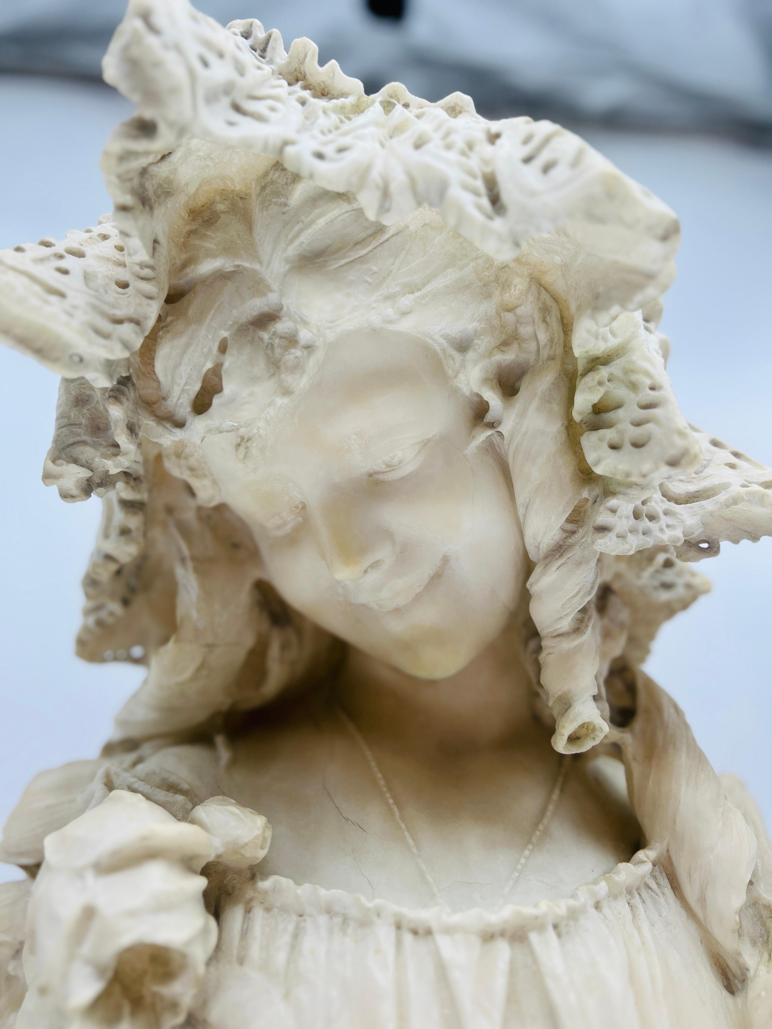 Italienische geschnitzte Alabasterbüste einer jungen Frau von Prof. Antonio Frilli, um 1895 (19. Jahrhundert) im Angebot