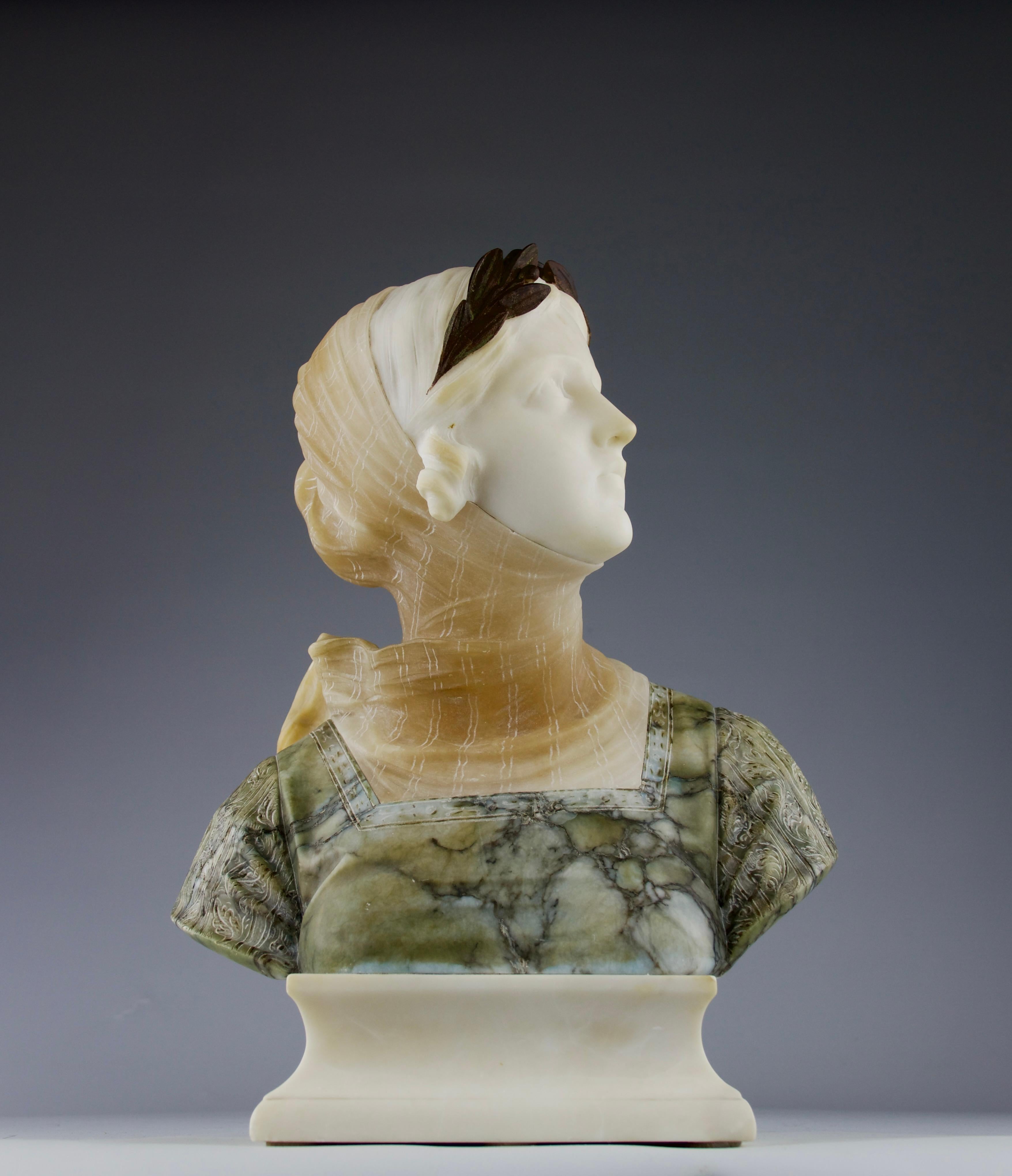 Superbe buste en marbre patiné et albâtre d'une femme voilée couronnée de laurier par le Professore Giuseppe Bessi, Italie, 19e siècle. Signé 