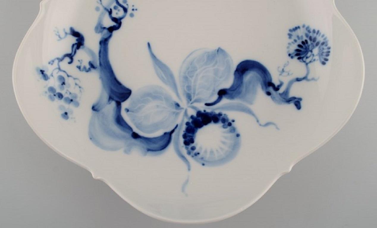 Prof. Heinz Werner for Meissen. Bowl in Art Nouveau style, in porcelain with hand-painted blue orchid on a branch. 
Dated 1977-78.
Measures: 24 x 6 cm.
In excellent condition.
Stamped.
1st factory quality.