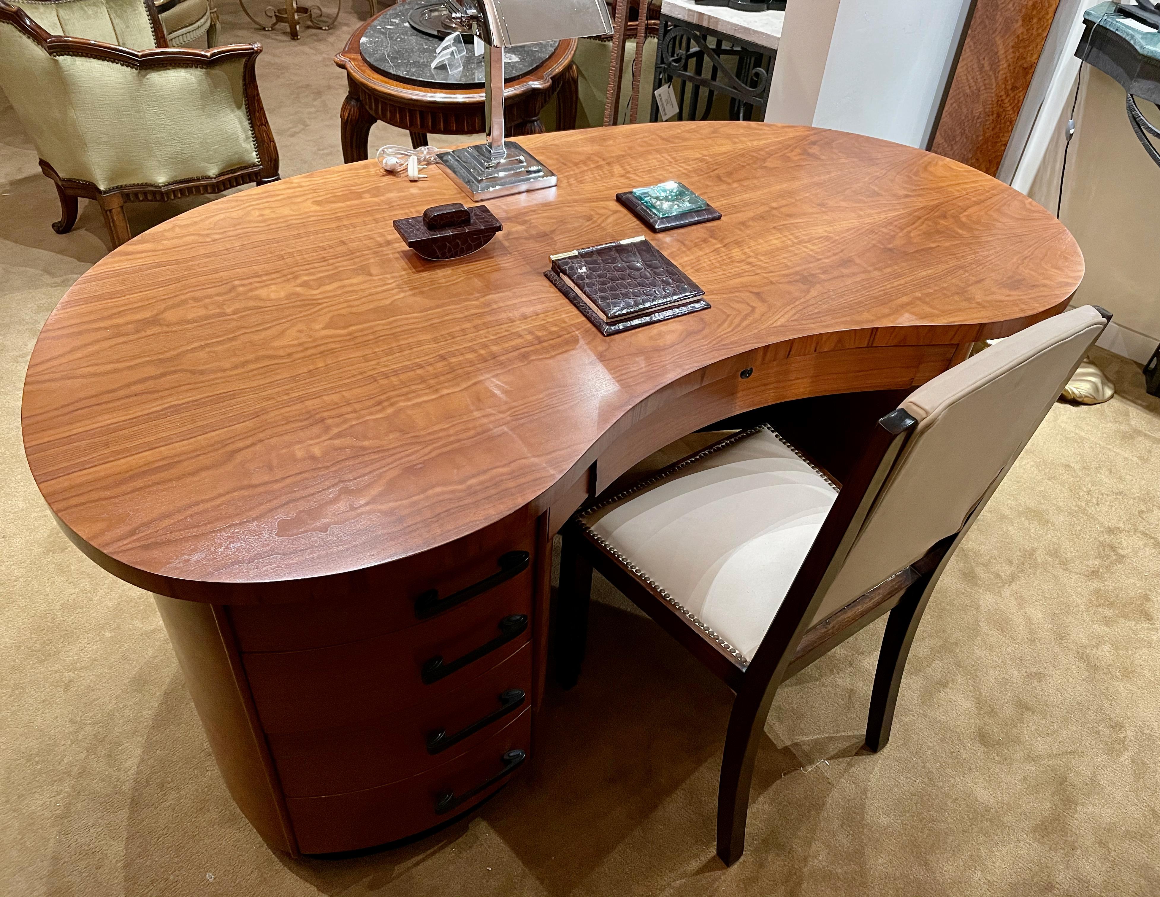 Executive midcentury era desk, extremely well made in America (Grand Rapids, Michigan) by Stow & Davis. Very nice walnut veneers and lots of drawers for just about everything: There are a total of 5 drawers; including the center desk drawer with