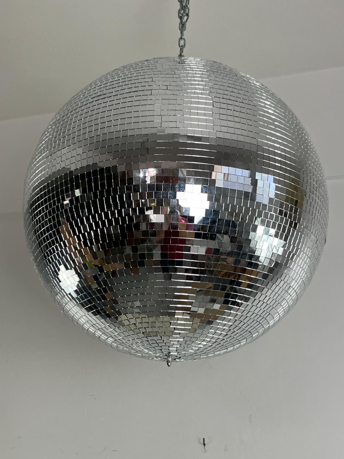 Professional Large Sphere Disco Ball Mirror Mosaic with Rotor 80s
Never used, still in its original packaging.
Excellent condition.
Immediate shipping with adequate and insured packaging. Trusted courier.