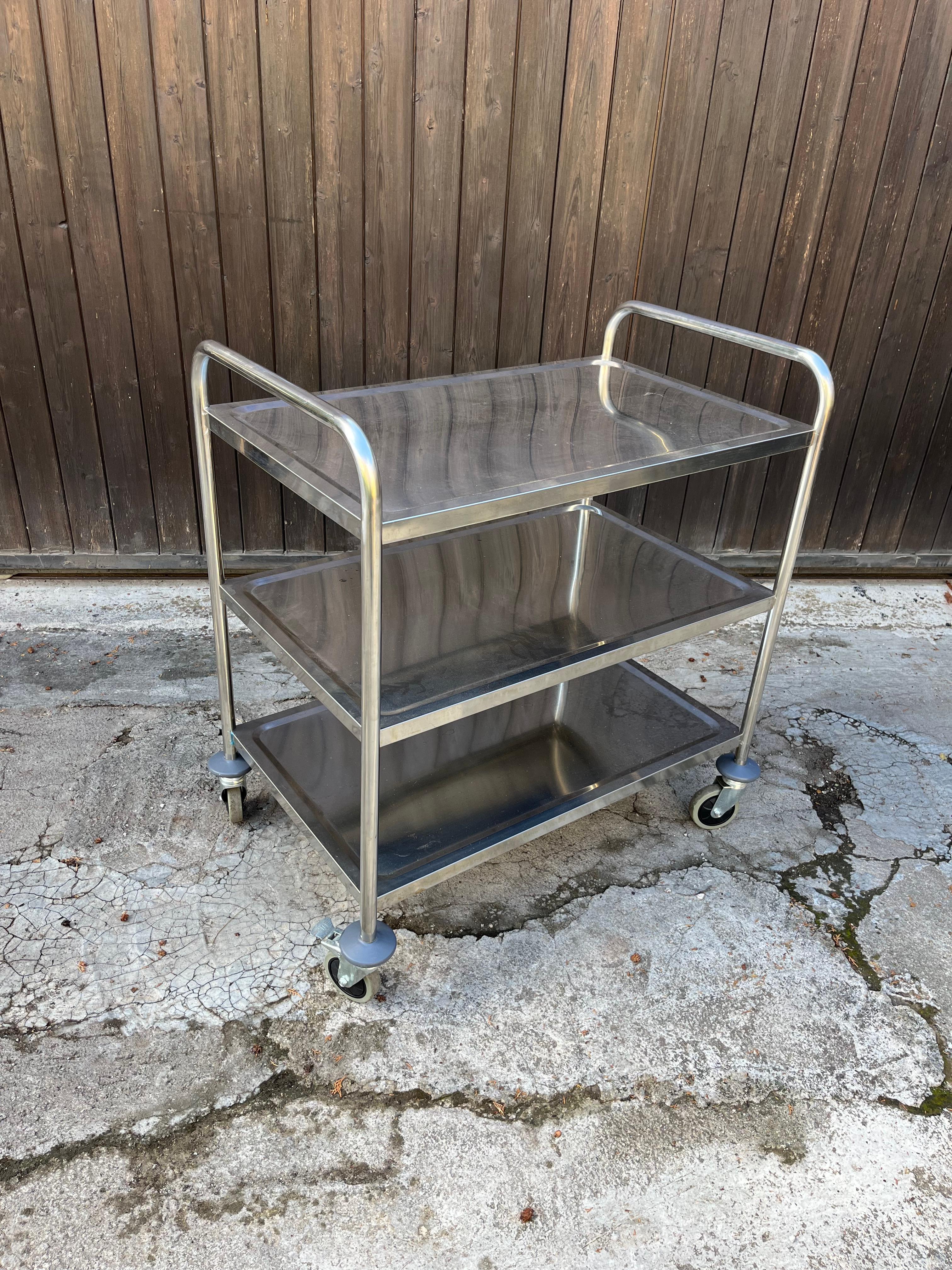 Professional steel bar trolley with 4 swivel wheels, 1980s
Intact and in good condition.