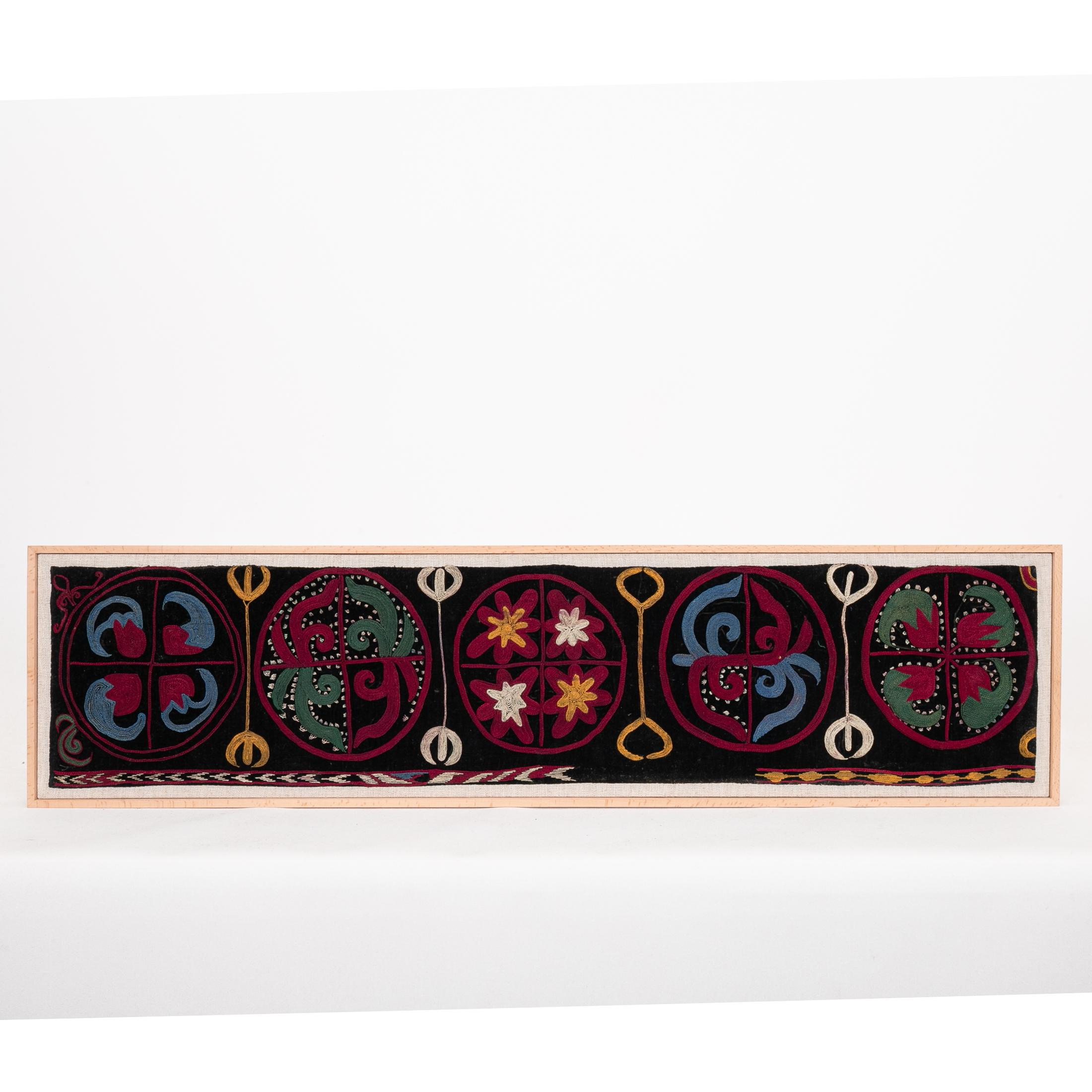 Per prima cosa il frammento è stato appoggiato a mano su un tessuto di lino, poi è stato teso su una barella di legno e rifinito con una cornice di legno.
Inizio del XX secolo, Kazakistan, (ricamo in seta su velluto di seta)
Pronti per essere