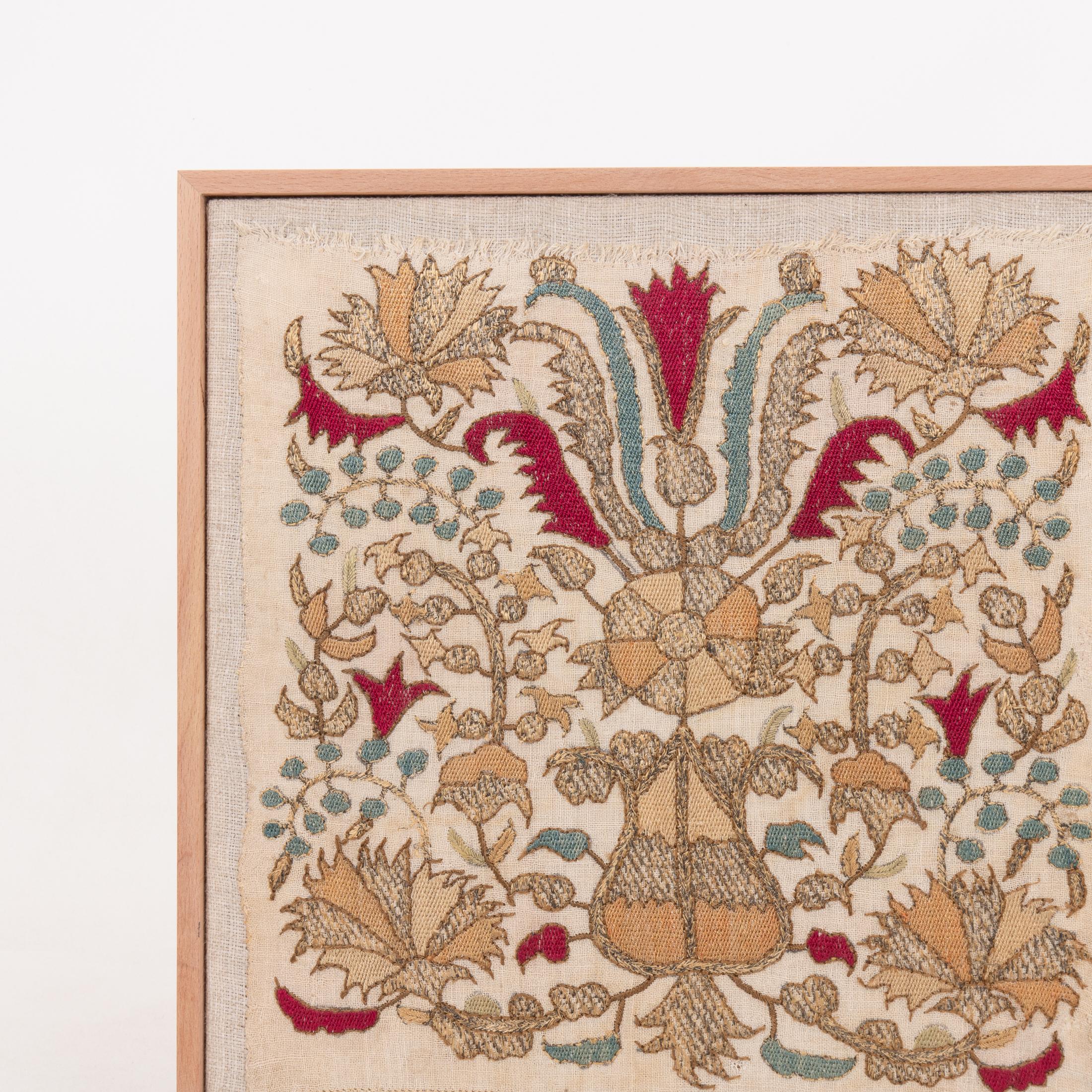 Professionell gerahmtes antikes osmanisches türkisches Stickerei-Fragment, 19. Jahrhundert. (Volkskunst)