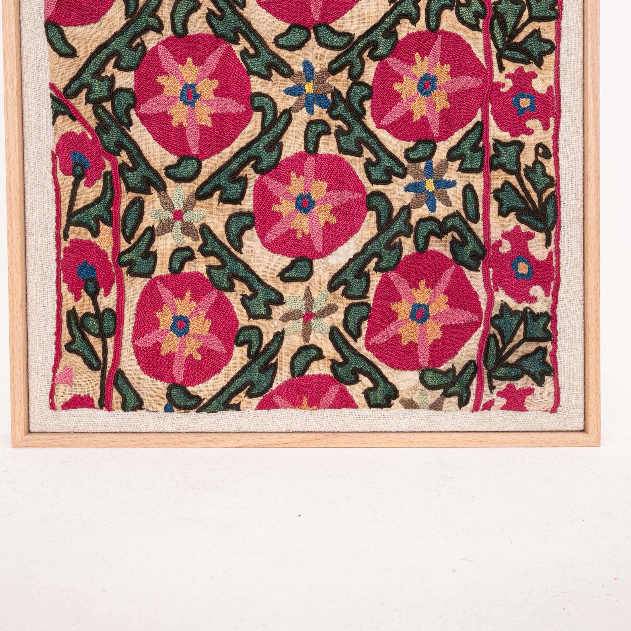 Frammento di Suzani antico incorniciato professionalmente, XIX secolo. In condizioni discrete in vendita a Istanbul, TR
