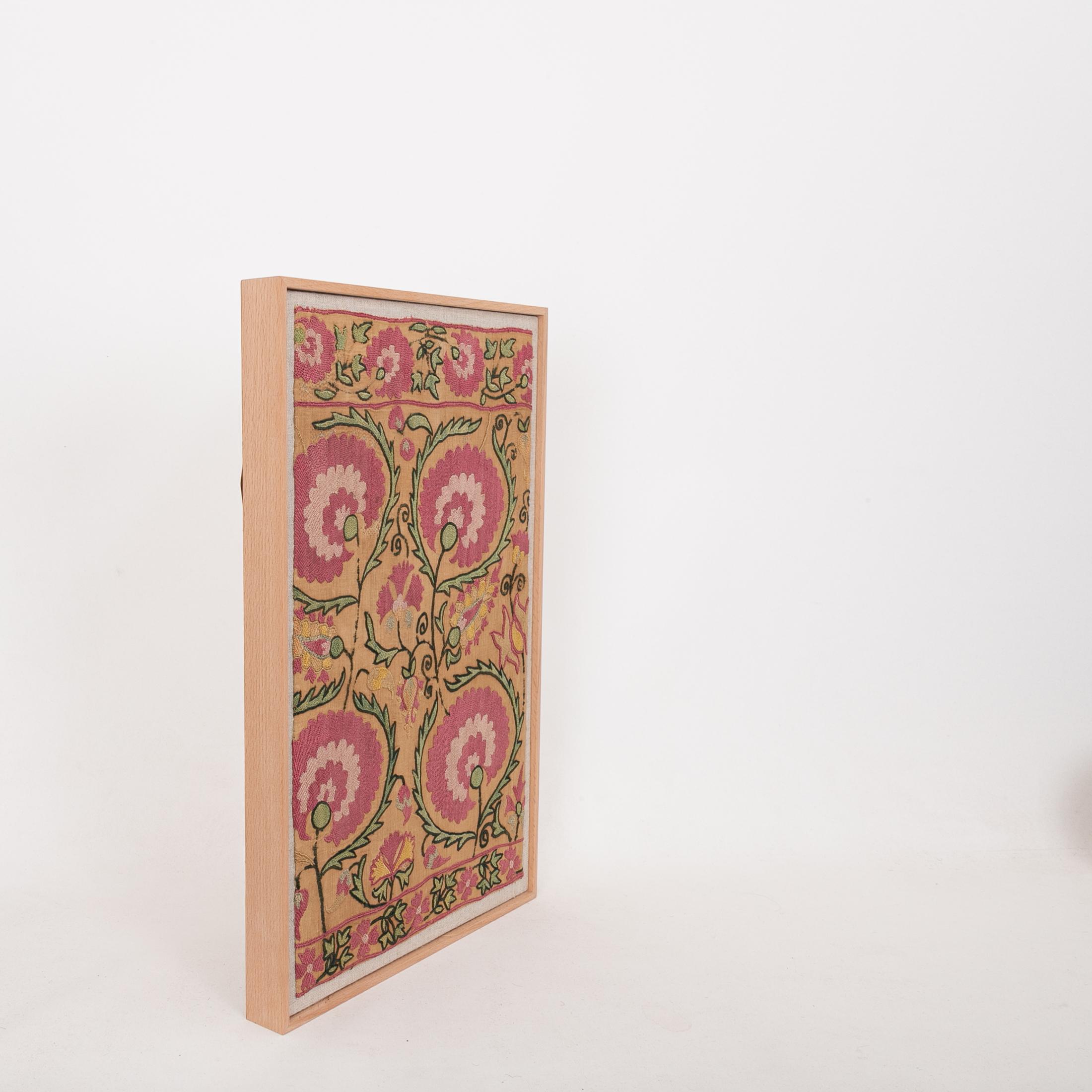 Professionally Framed Antique Suzani Fragment, 19th Century. In Good Condition For Sale In Istanbul, TR