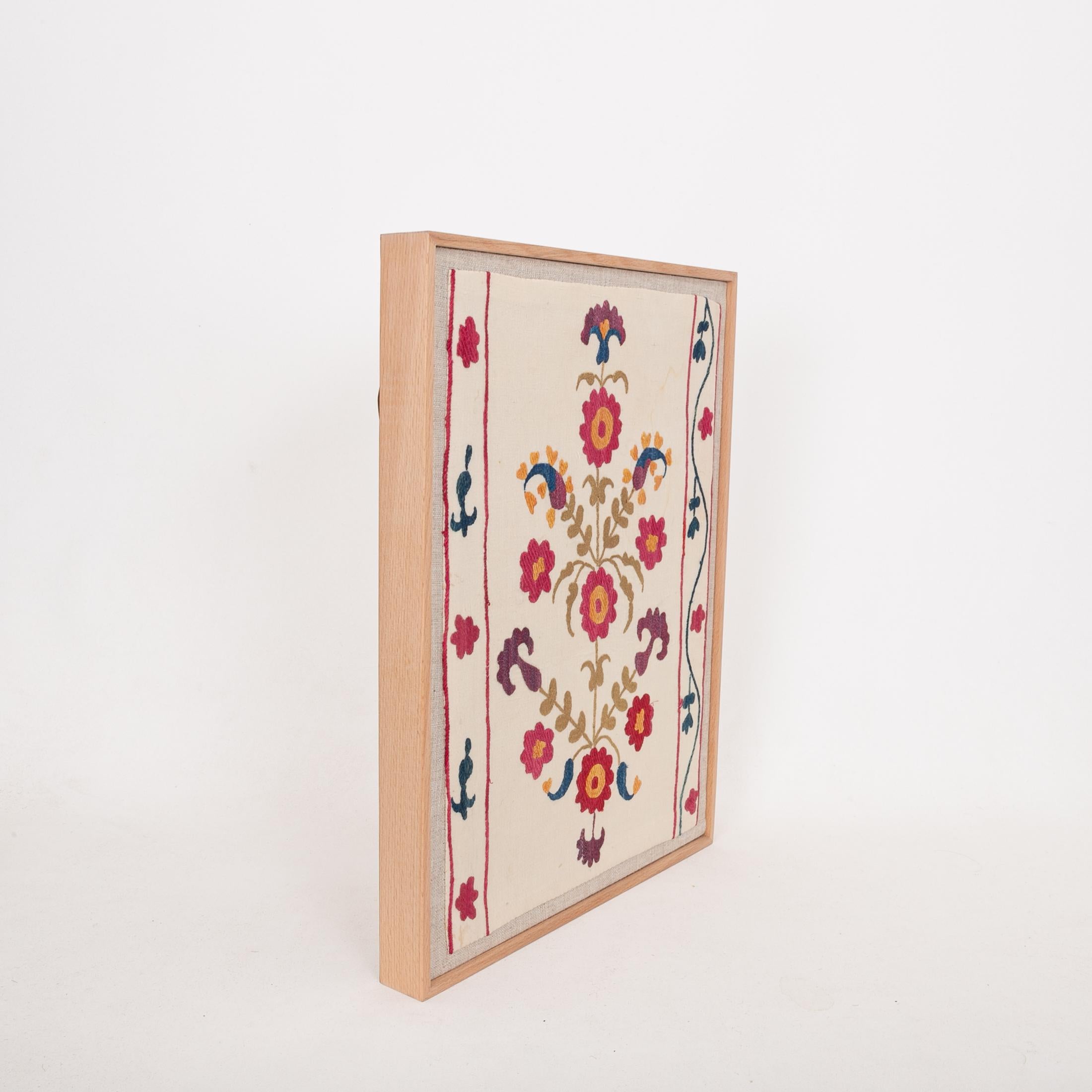 Professionally Framed Antique Suzani Fragment, 19th Century. In Good Condition For Sale In Istanbul, TR