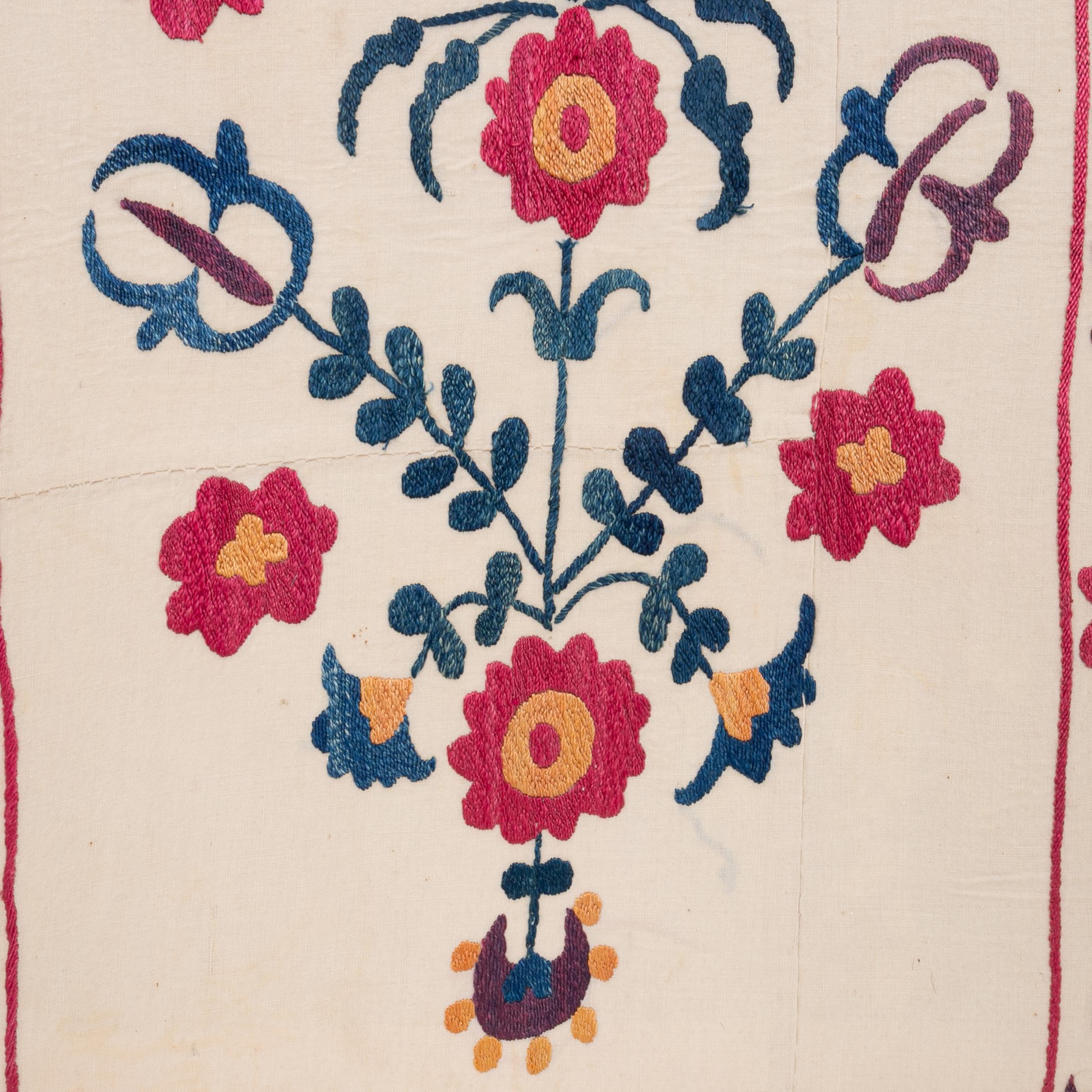 Professionally Framed Antique Suzani Fragment, 19th Century. In Good Condition In Istanbul, TR