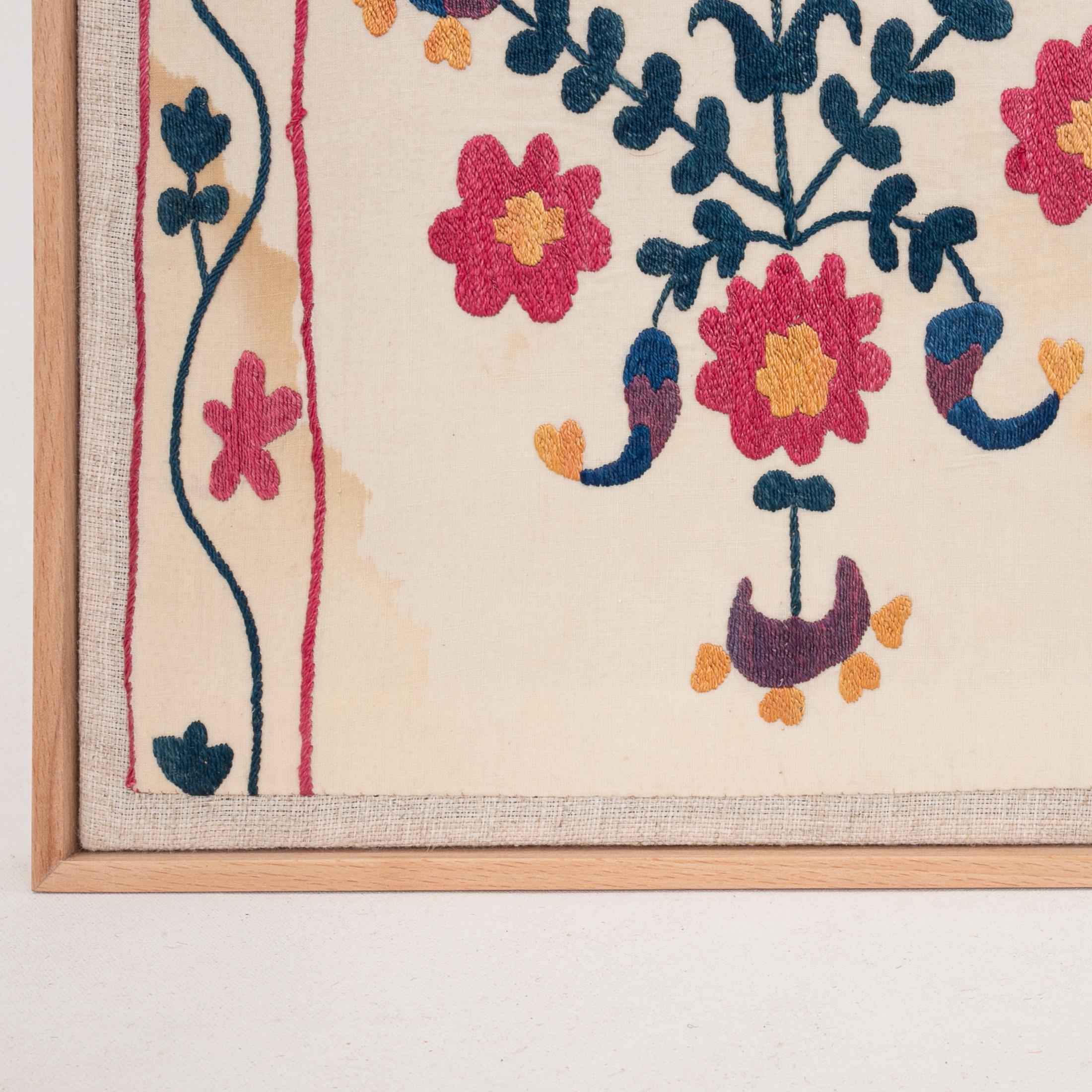 Professionally Framed Antique Suzani Fragment, 19th Century. In Good Condition For Sale In Istanbul, TR