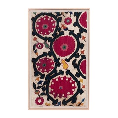 Fragment de Suzani Tajik Suzani ancien encadré professionnellement, début du 20e siècle.