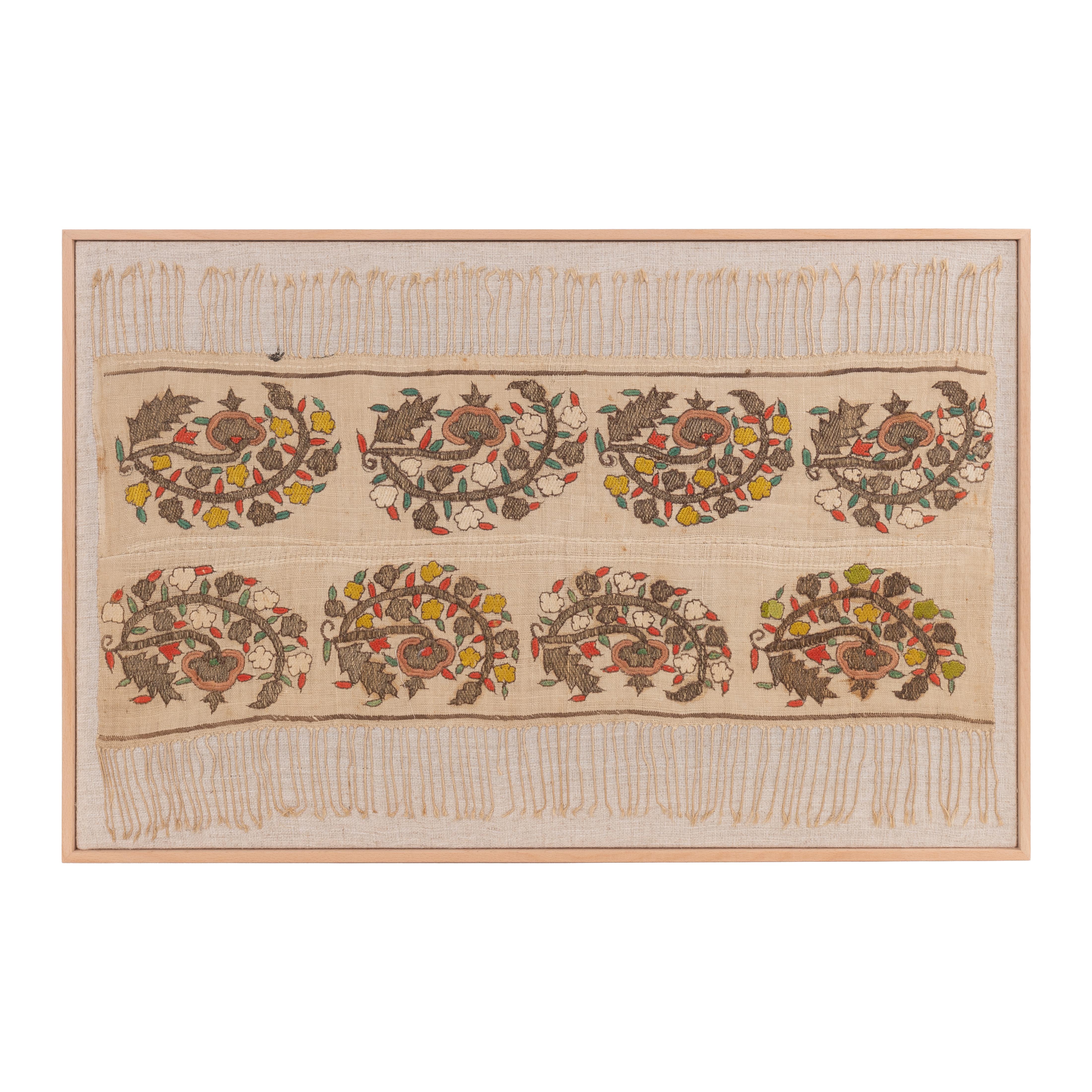 Per prima cosa il frammento è stato appoggiato a mano su un tessuto di lino, poi è stato teso su una barella di legno e rifinito con una cornice di legno.
Fine del XIX secolo. Turchia.
Pronti per essere applicati su una parete.

L'articolo