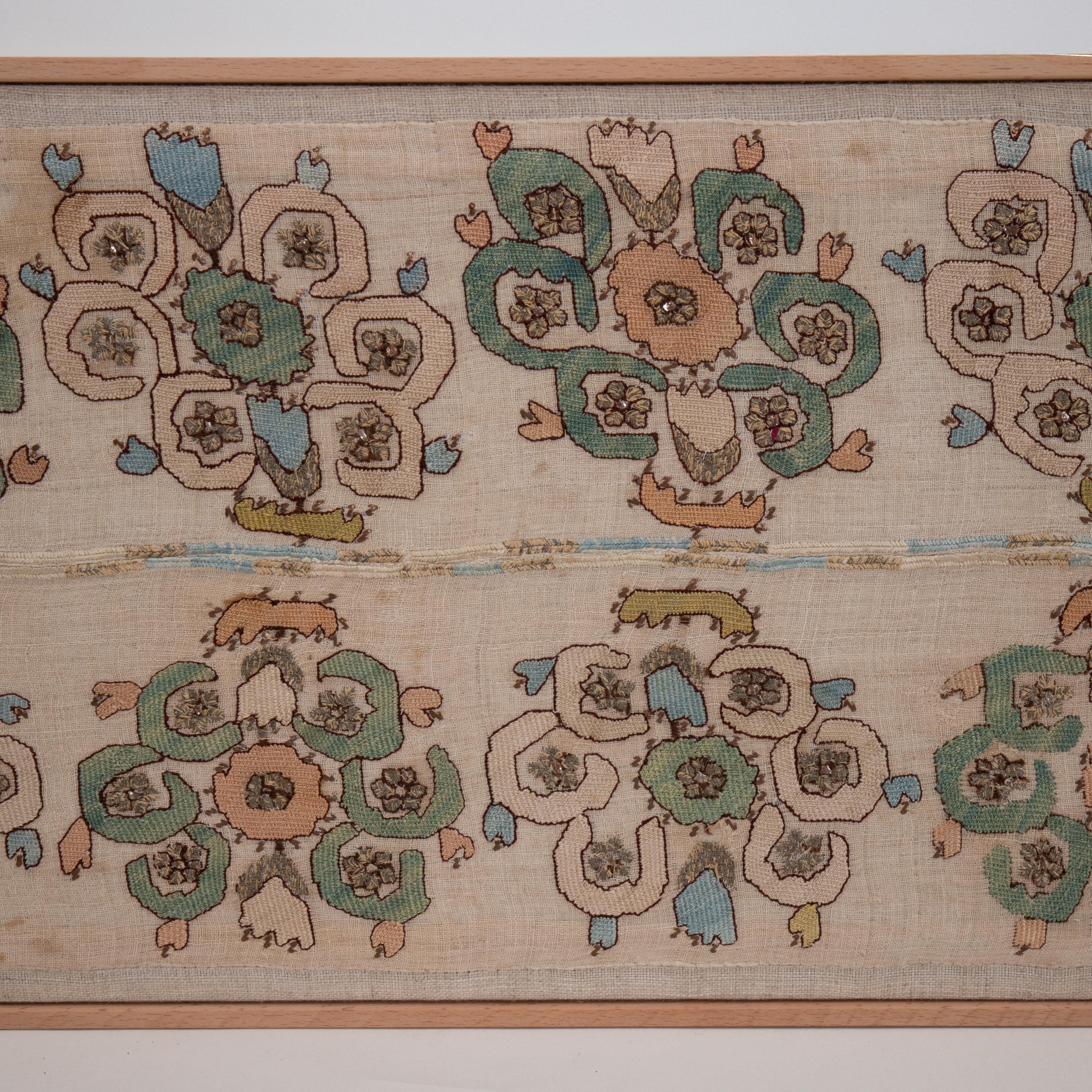 Frammento di ricamo ottomano incorniciato professionalmente, Turchia, XIX secolo. In condizioni discrete a Istanbul, TR