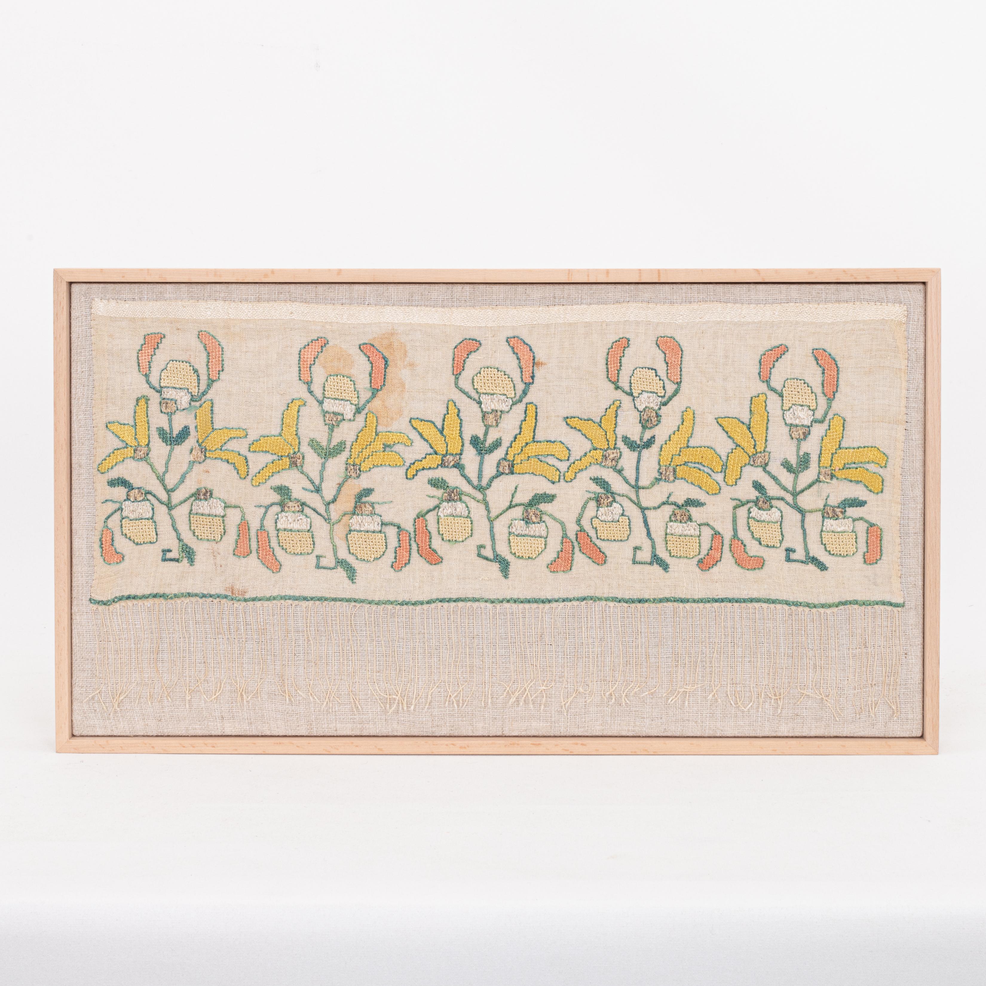 Fragmento de bordado otomano enmarcado profesionalmente, Turquía, E Siglo XX. Arte popular en venta
