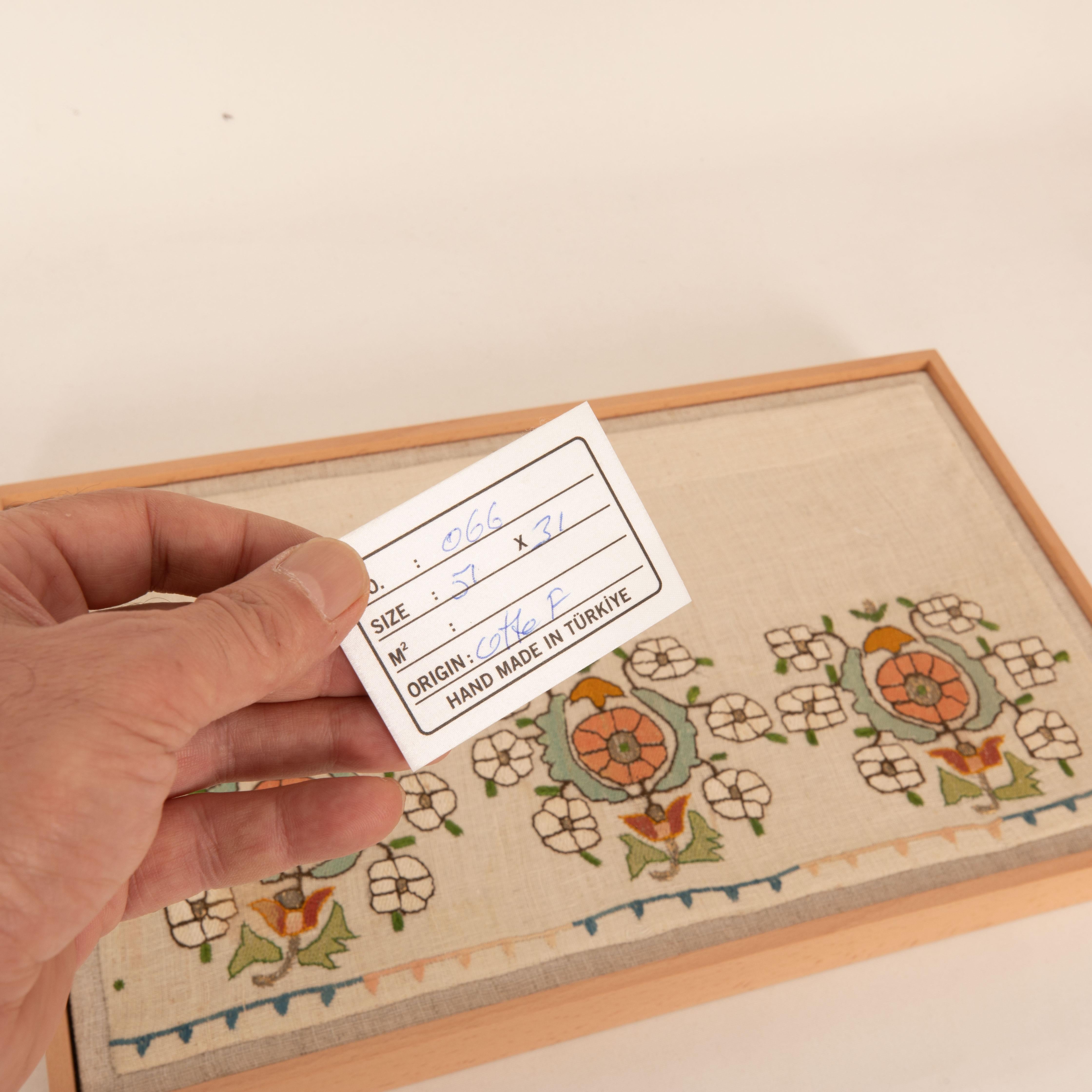 Frammento di ricamo ottomano incorniciato professionalmente, Turchia, fine del XIX secolo. In condizioni discrete in vendita a Istanbul, TR