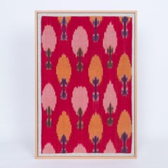 Frammento di ikat in seta e cotone incorniciato professionalmente, Uzbekistan, 20° secolo.