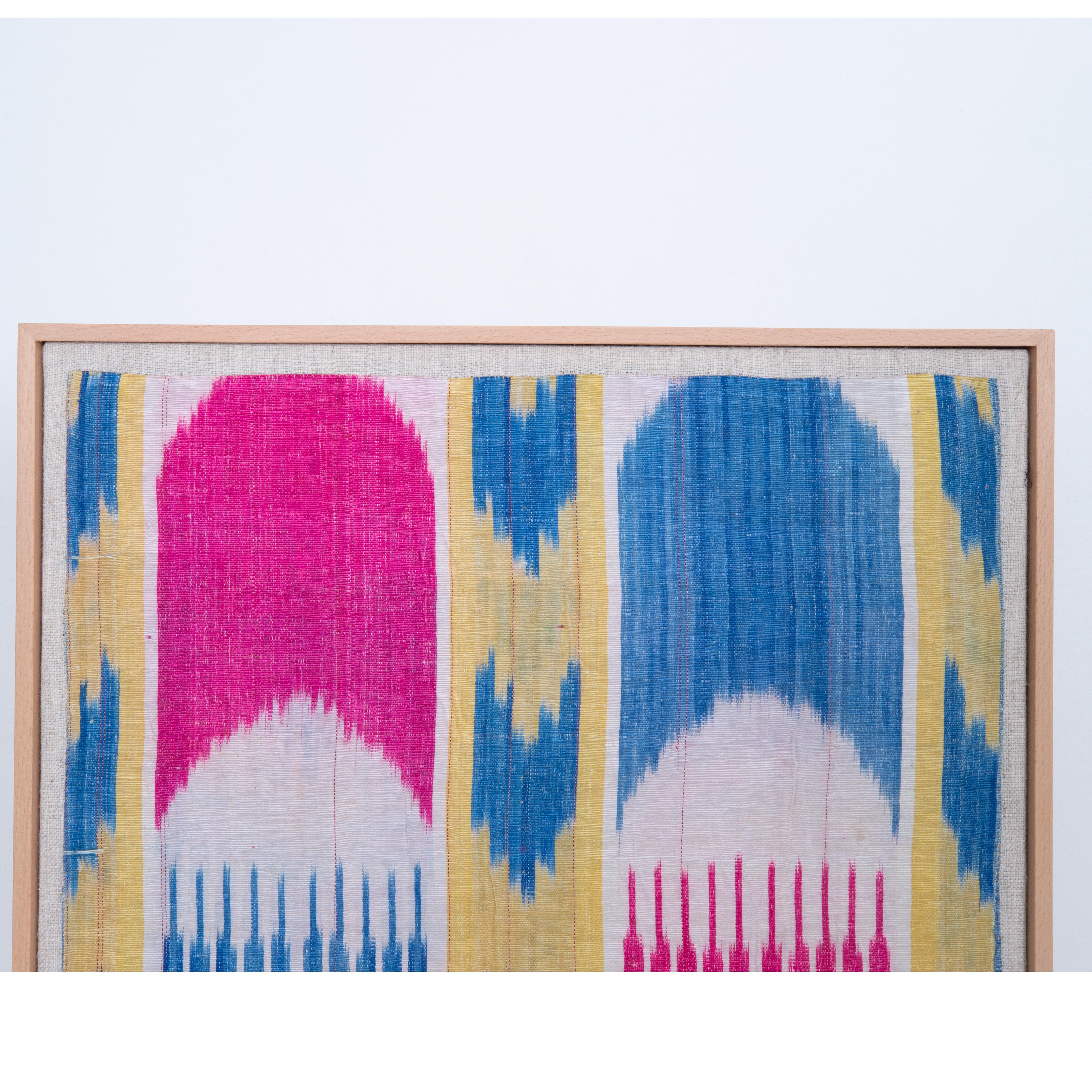 Arte popolare Frammento di ikat in seta e cotone incorniciato professionalmente, Uzbekistan, 20° secolo. in vendita
