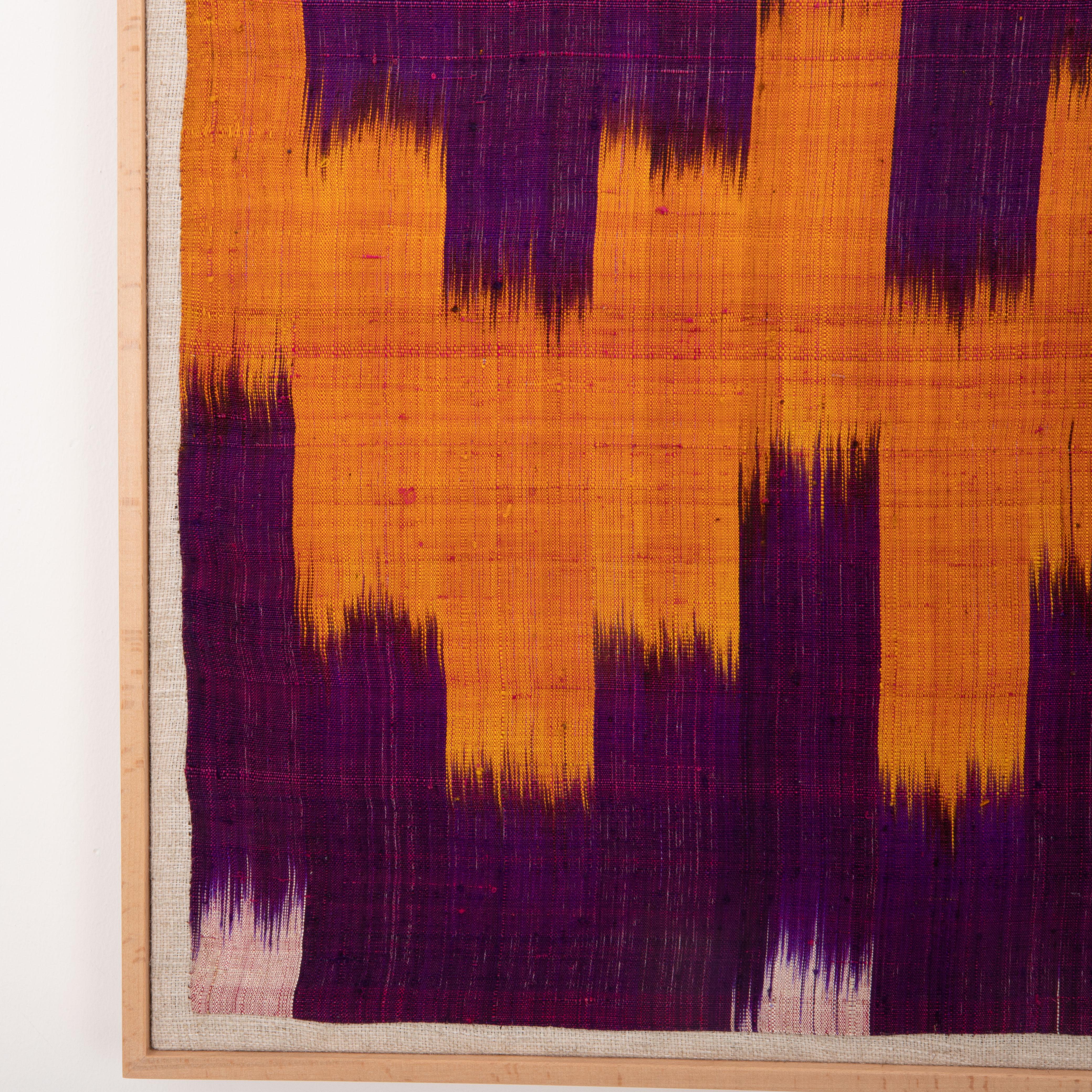 Arte popolare Frammento di ikat in seta e cotone incorniciato professionalmente, Uzbekistan, 20° secolo. in vendita