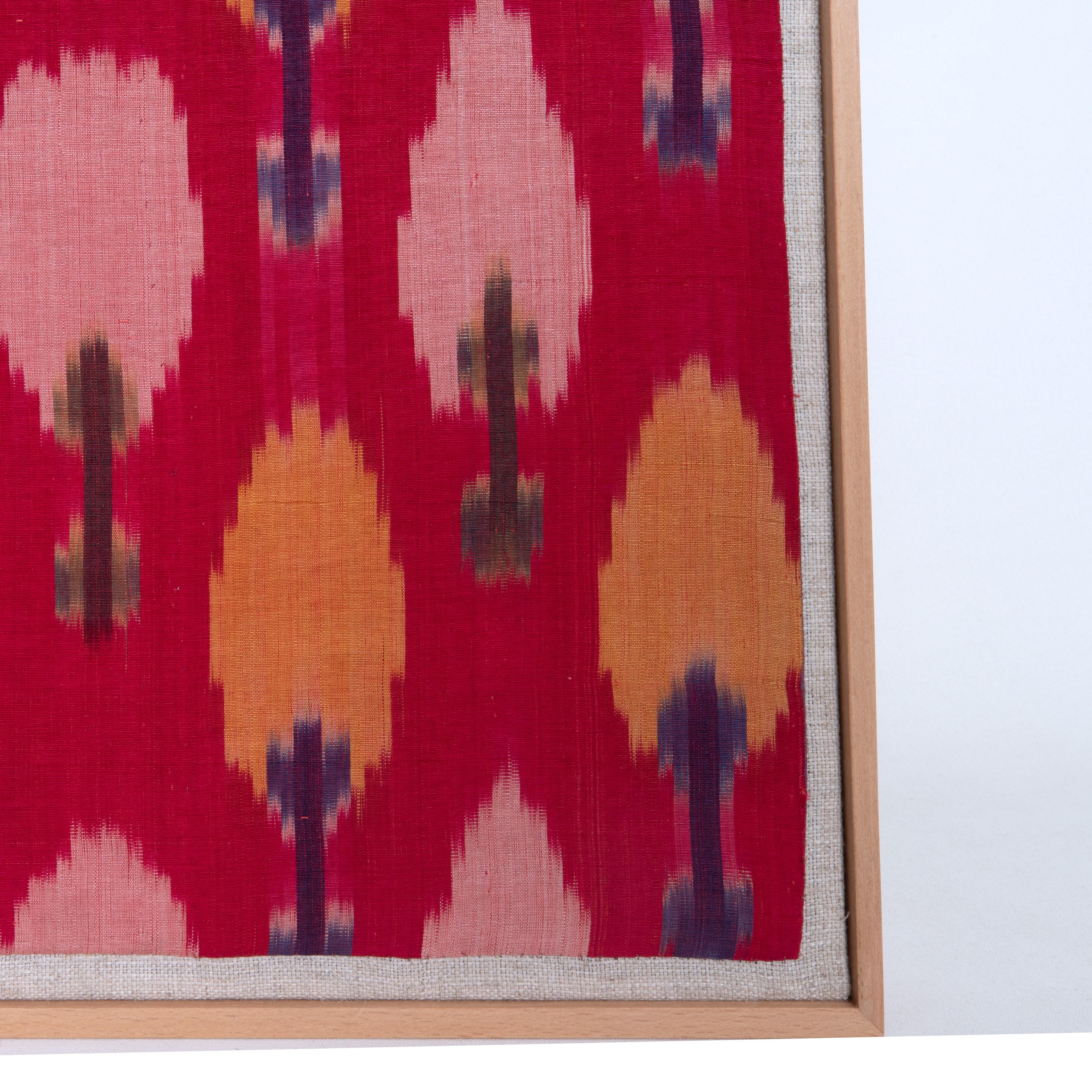 Professionally Framed Silk and Cotton Ikat Fragment, Uzbekistan, E 20th C. In Good Condition For Sale In Istanbul, TR