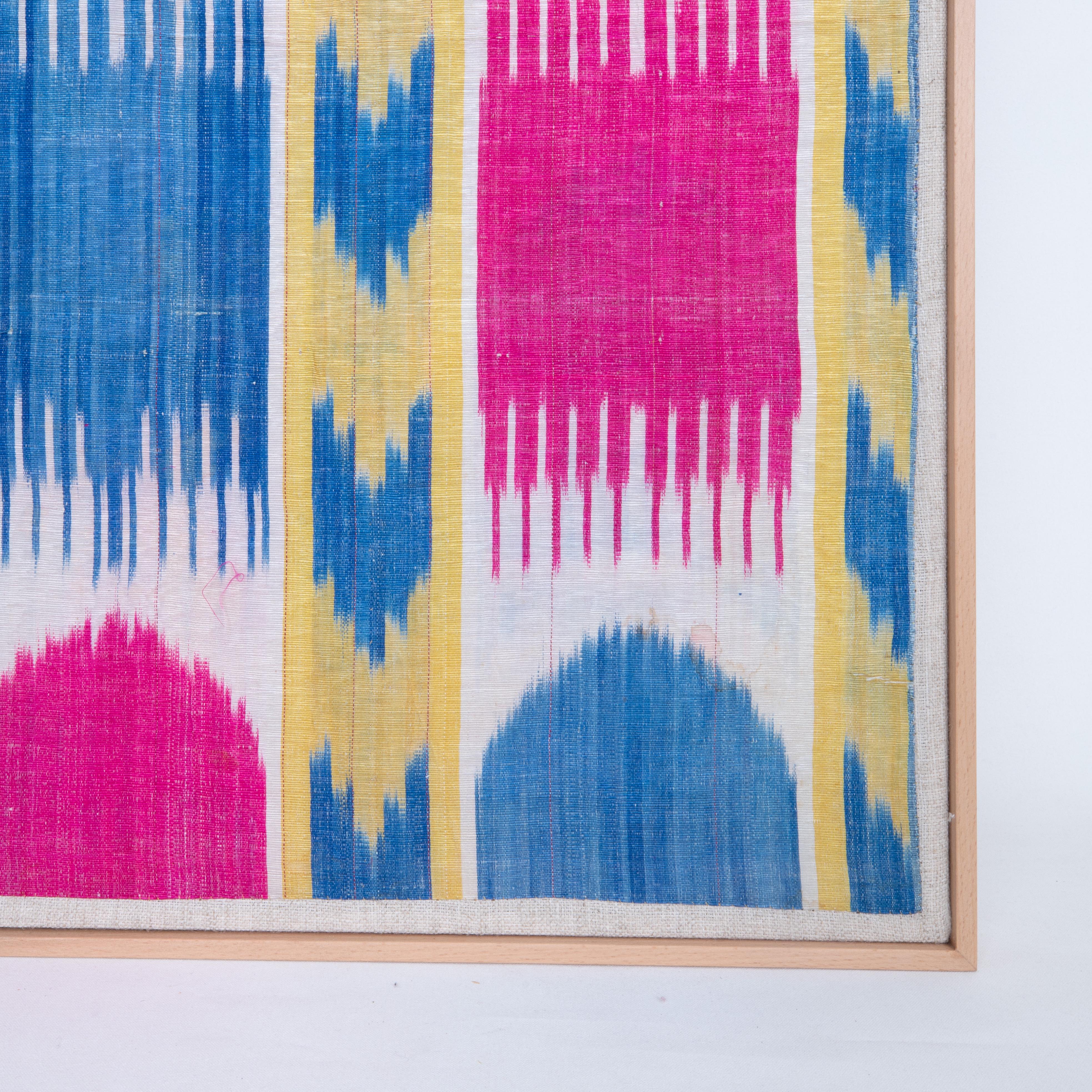 Ikat Frammento di ikat in seta e cotone incorniciato professionalmente, Uzbekistan, 20° secolo. in vendita