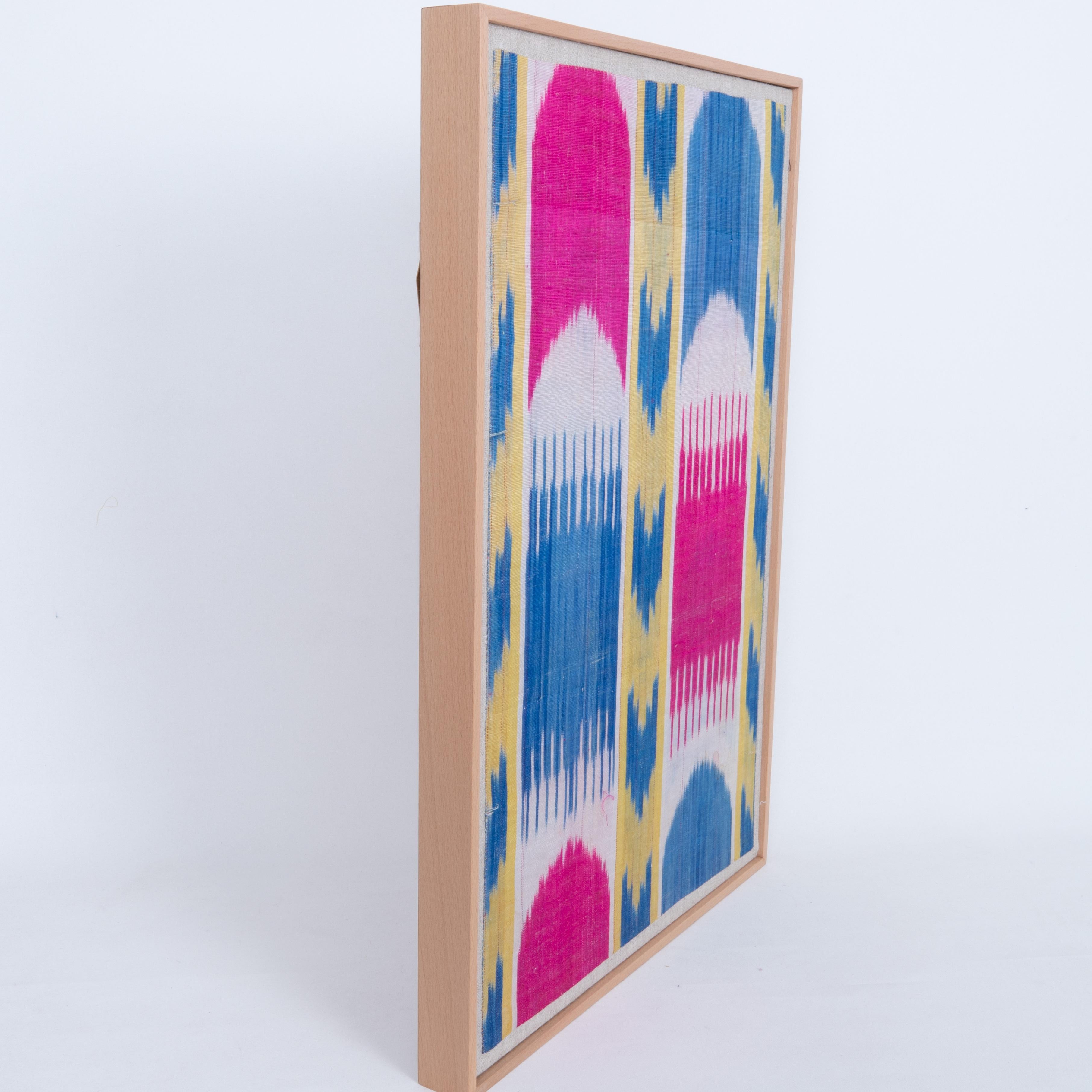 Frammento di ikat in seta e cotone incorniciato professionalmente, Uzbekistan, 20° secolo. In condizioni buone in vendita a Istanbul, TR