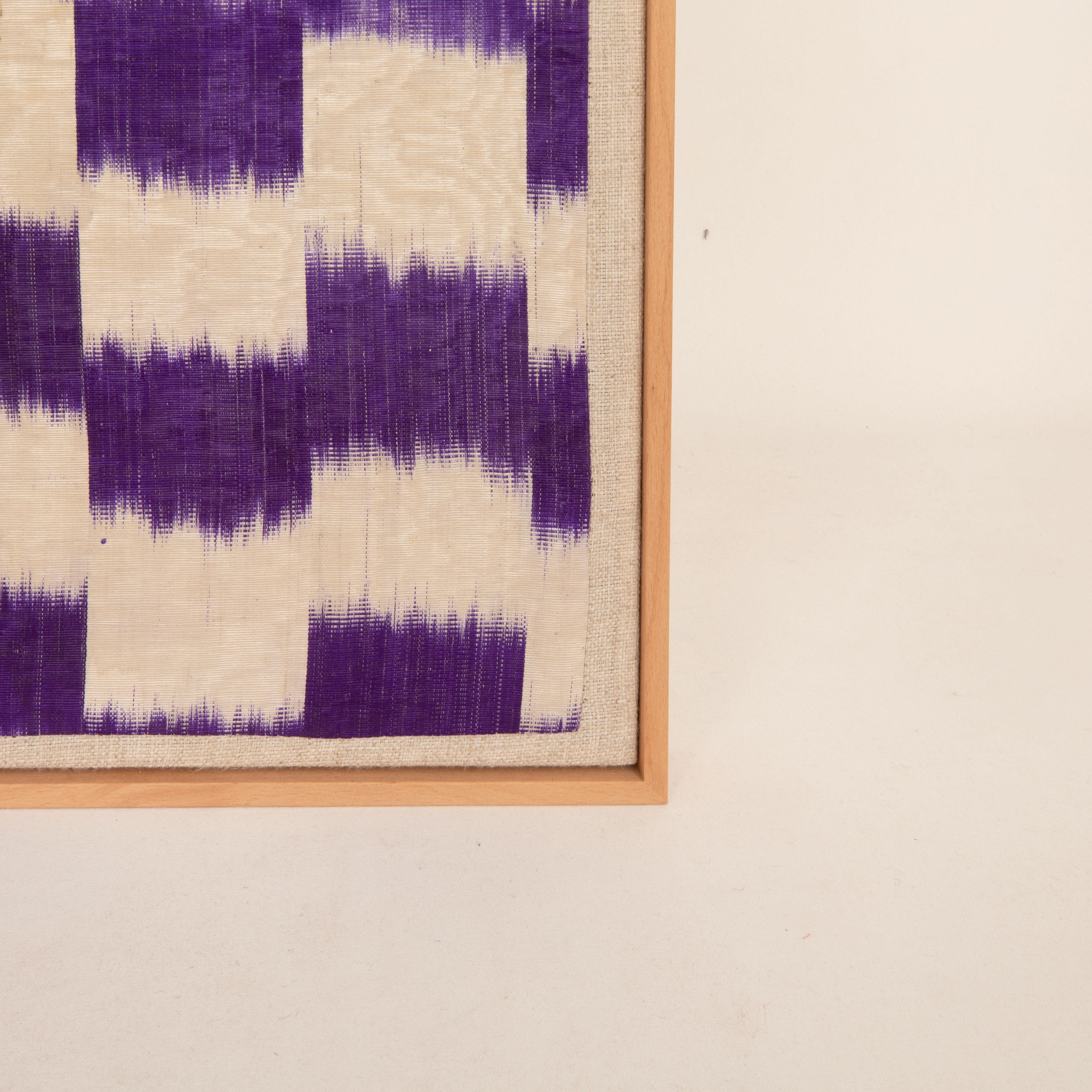 Professionally Framed Silk and Cotton Ikat Fragment, Uzbekistan, Early 20th C. In Good Condition For Sale In Istanbul, TR