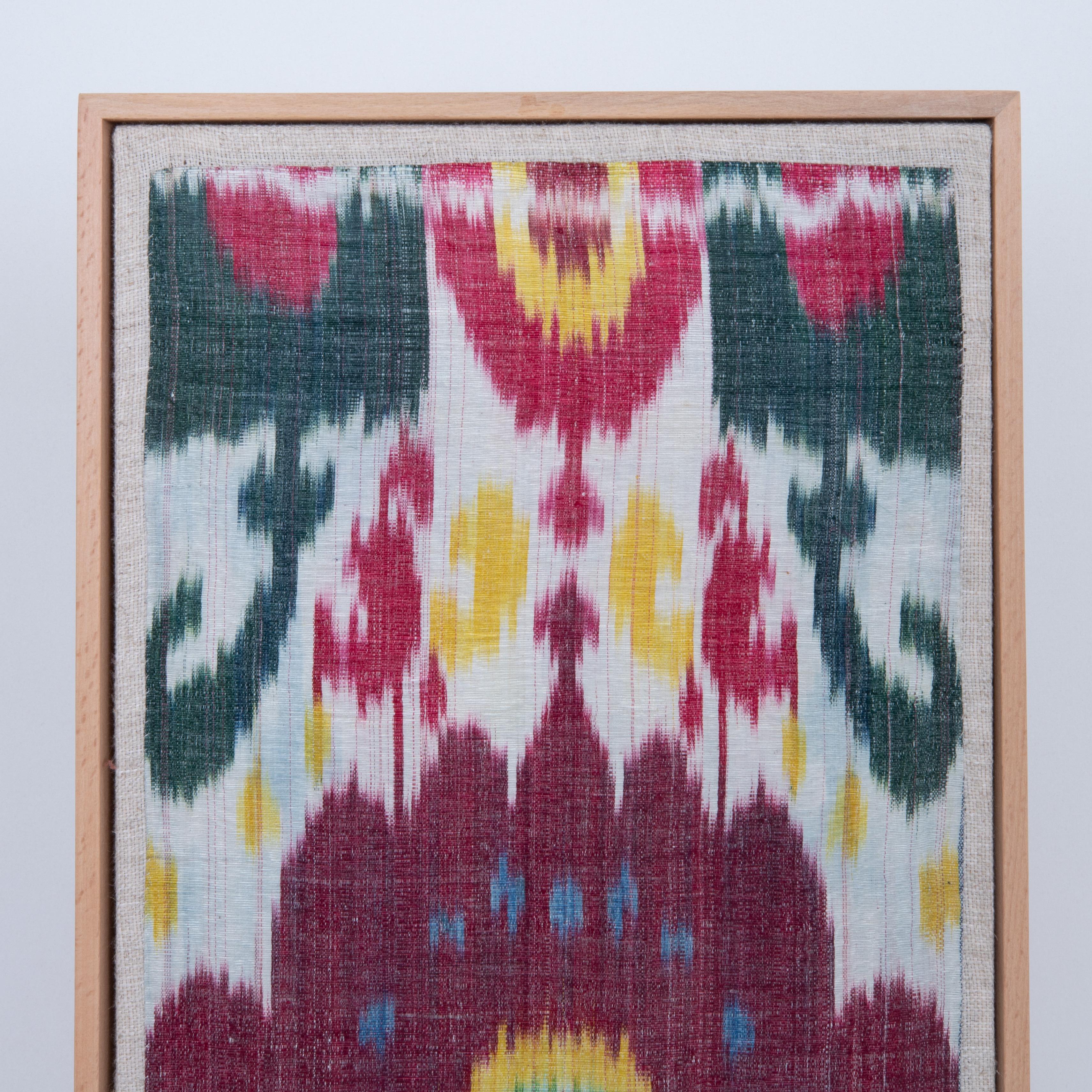 Arte popolare Frammento di Ikat in seta e cotone incorniciato professionalmente, Uzbekistan, A.L.C. in vendita