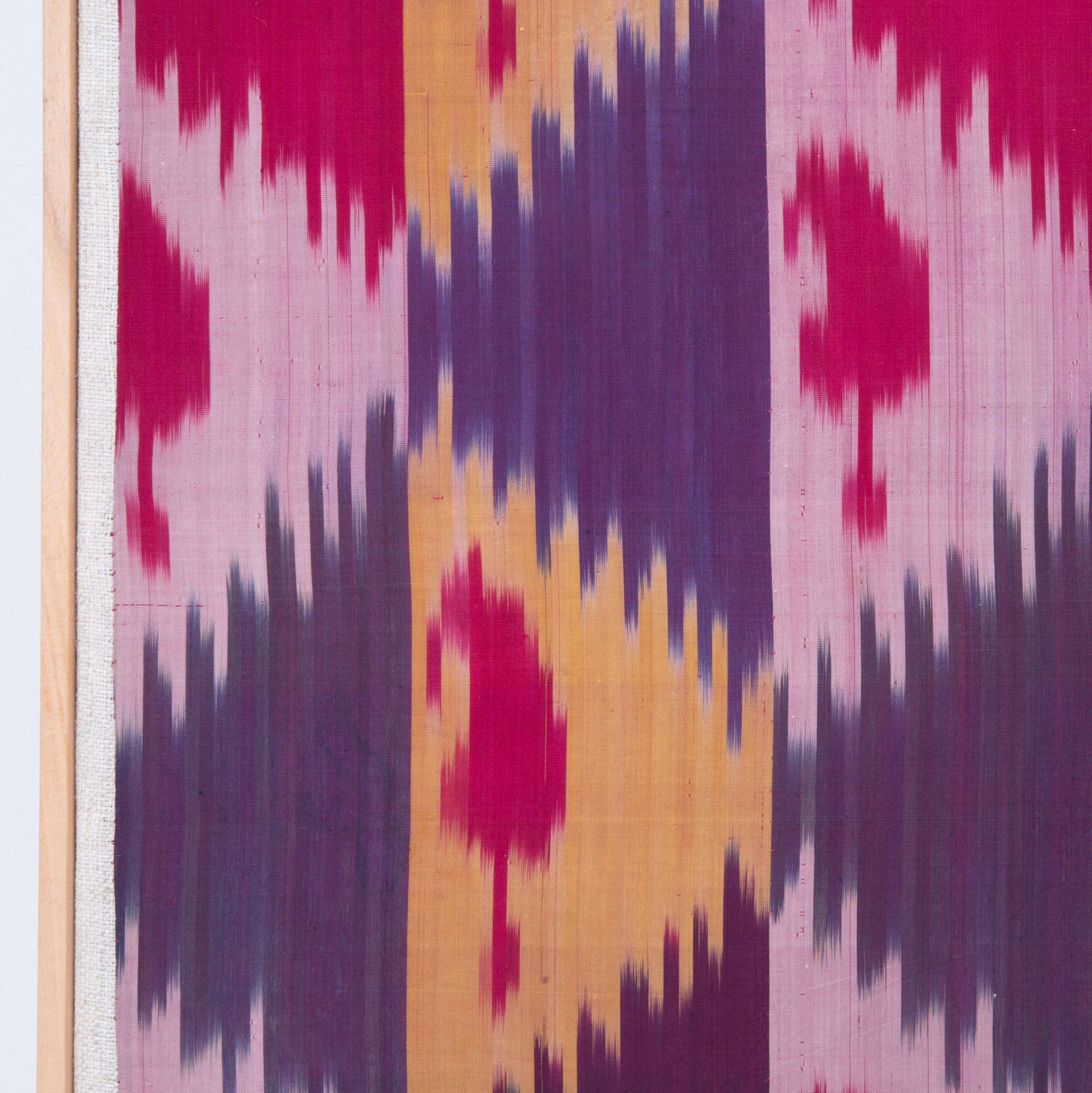 Professionally Framed Silk Ikat Fragment, Uzbekistan, Early 20th Century. In Good Condition For Sale In Istanbul, TR
