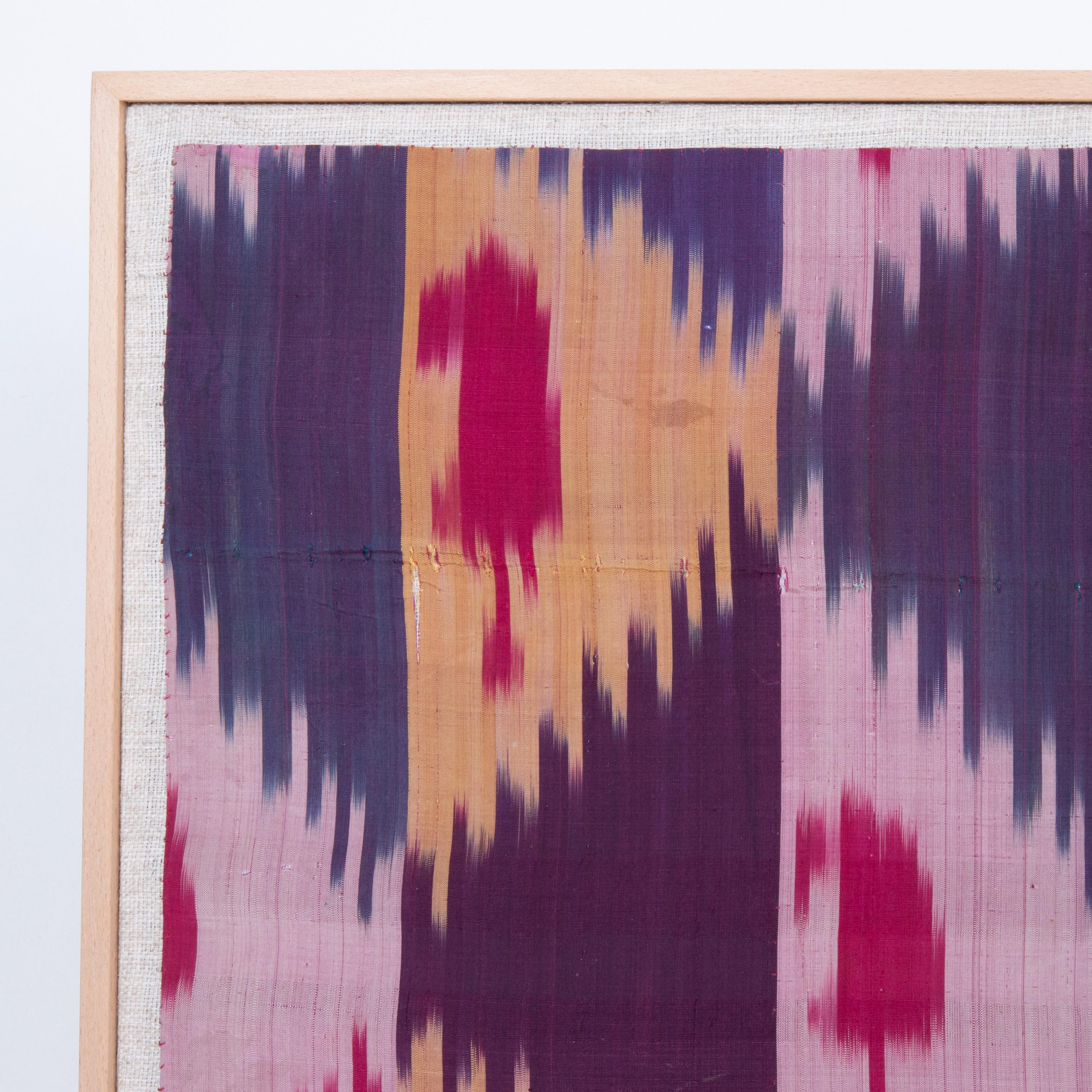 Professionell gerahmtes türkisches Ikat-Fragment aus Seide aus Ikat, frühes 20. Jahrhundert. Usbekistan (Volkskunst) im Angebot