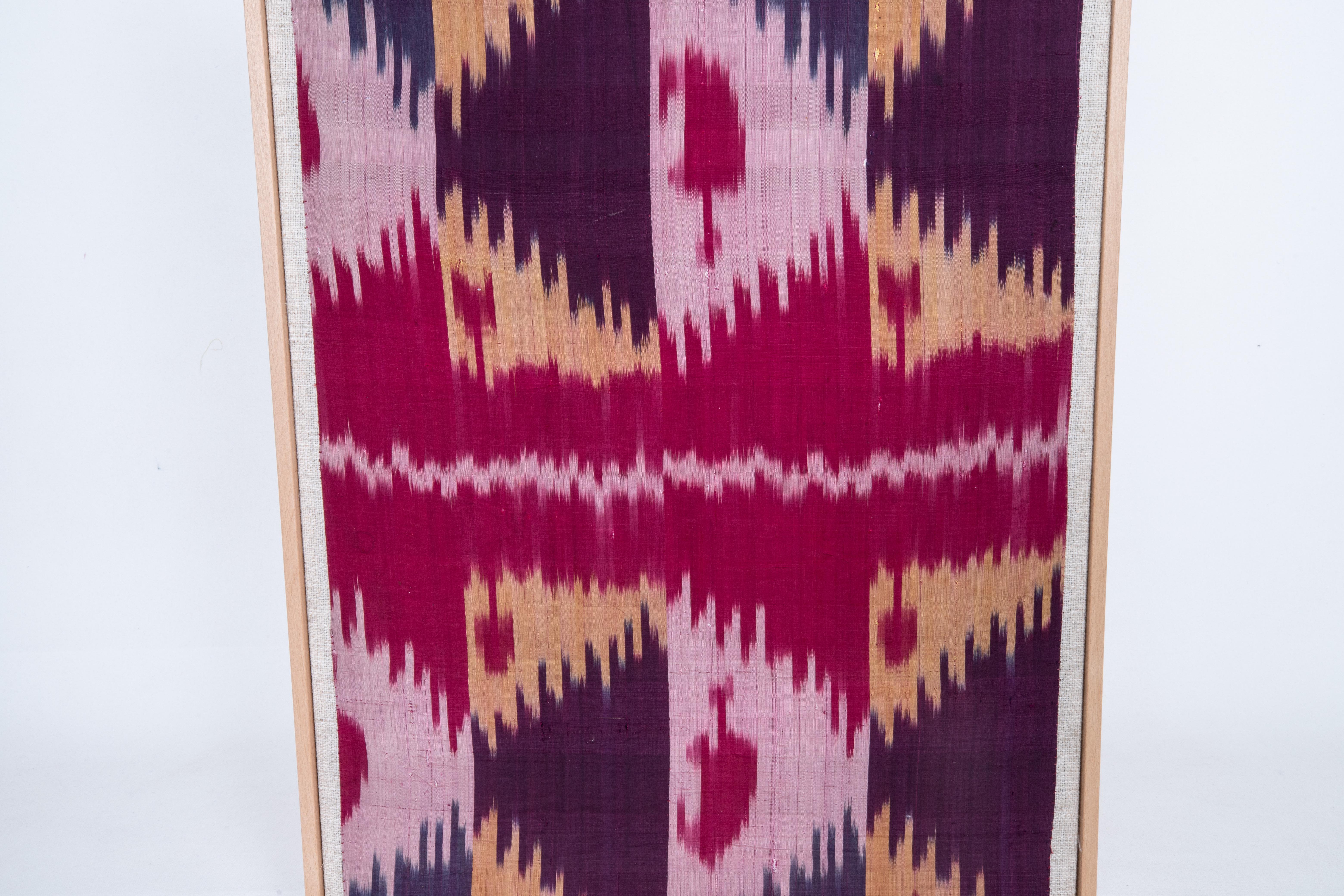 Professionell gerahmtes türkisches Ikat-Fragment aus Seide aus Ikat, frühes 20. Jahrhundert. Usbekistan (Usbekisch) im Angebot