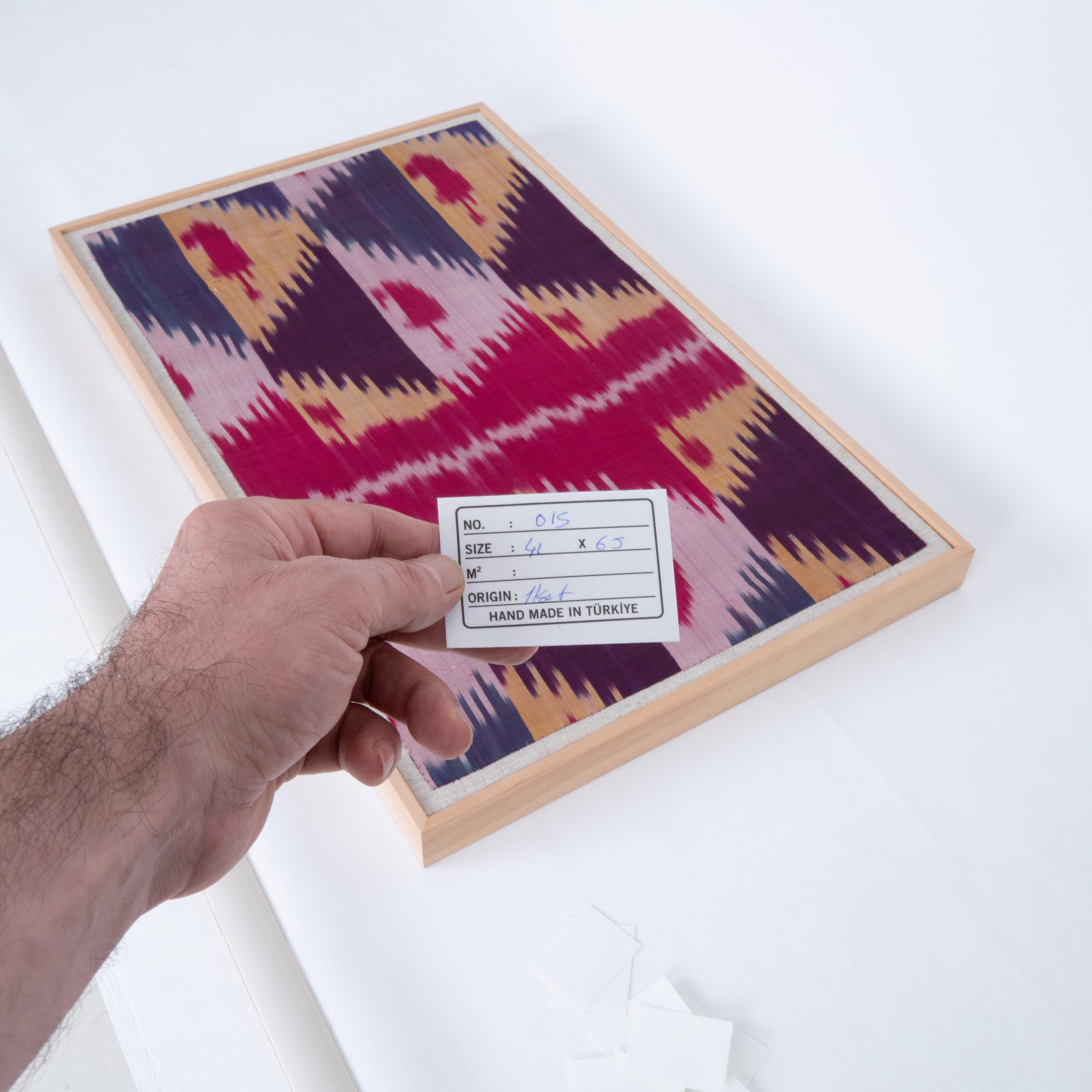 Professionell gerahmtes türkisches Ikat-Fragment aus Seide aus Ikat, frühes 20. Jahrhundert. Usbekistan im Angebot 1