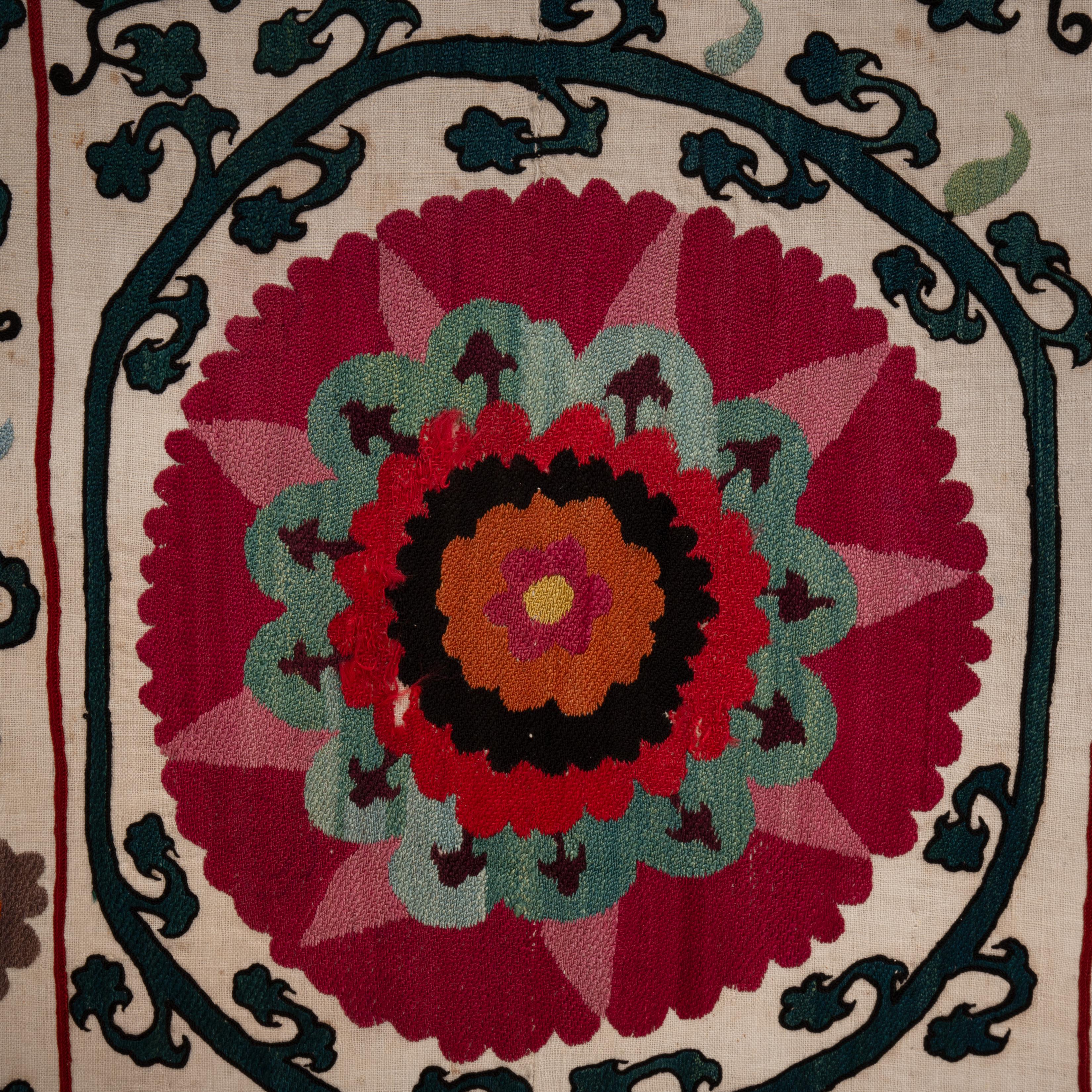 Uzbeko Frammento di Suzani uzbeko incorniciato professionalmente, Uzbekistan, XIX secolo. in vendita