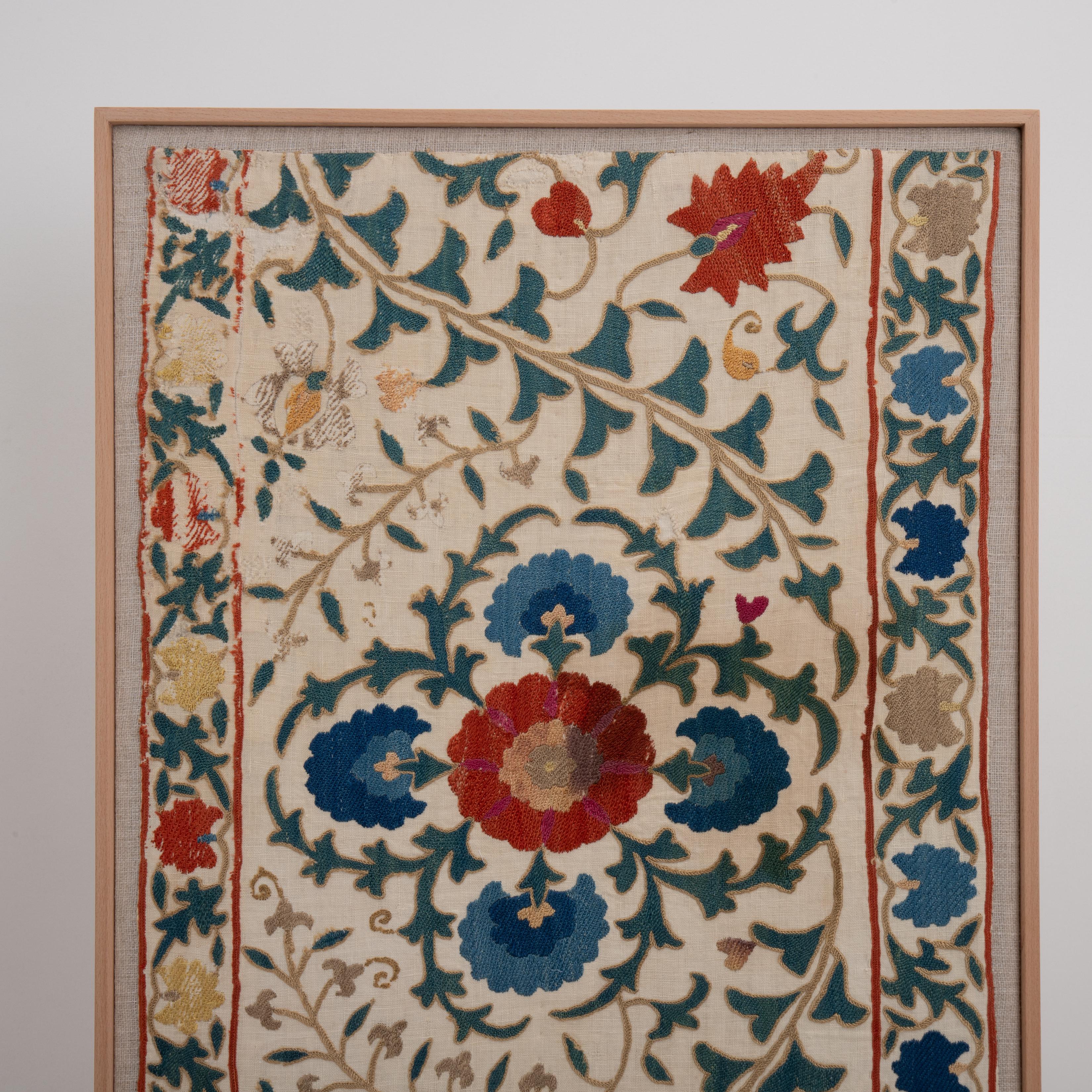 Uzbeko Frammento di Suzani uzbeko incorniciato professionalmente, Uzbekistan, XIX secolo. in vendita
