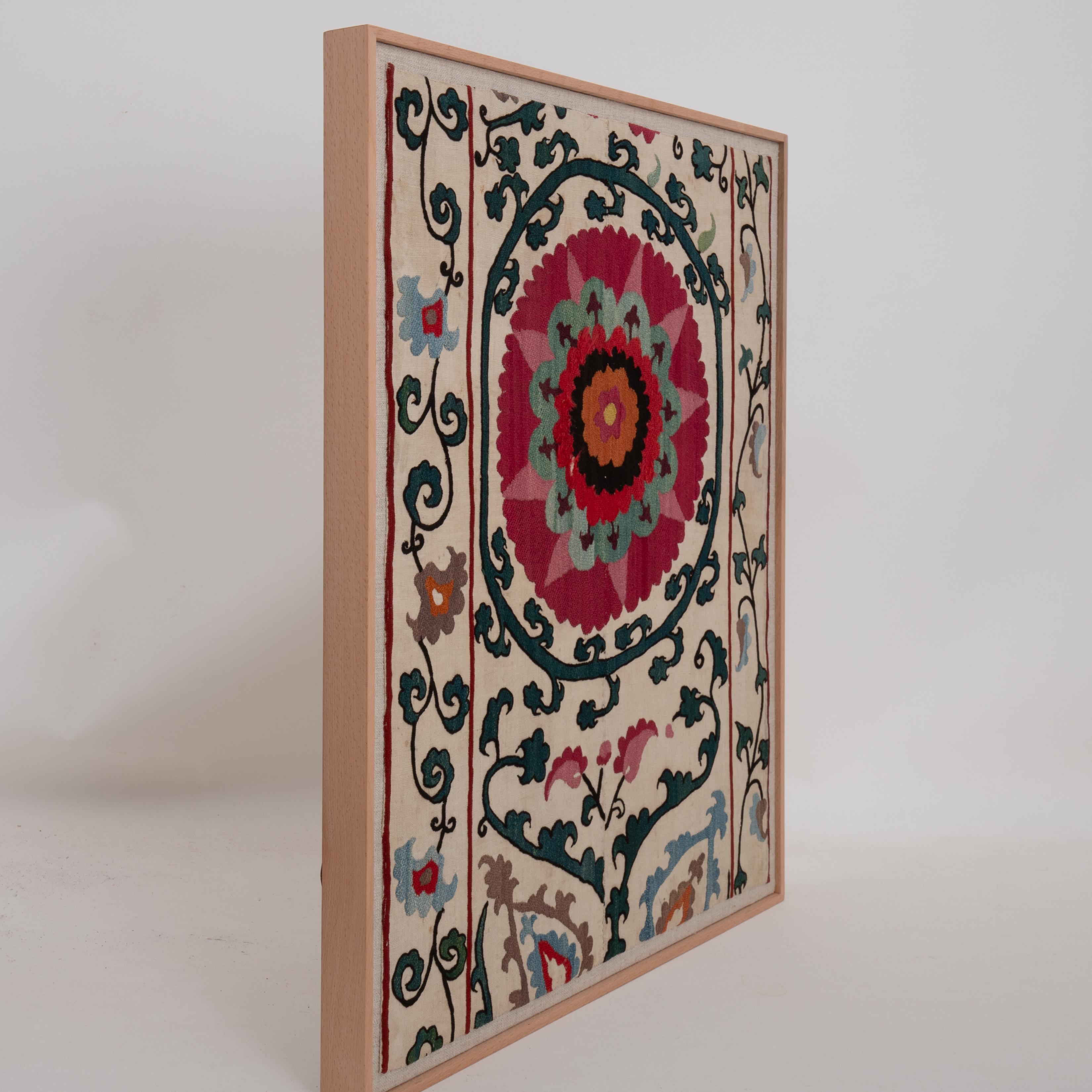 Frammento di Suzani uzbeko incorniciato professionalmente, Uzbekistan, XIX secolo. In condizioni discrete in vendita a Istanbul, TR