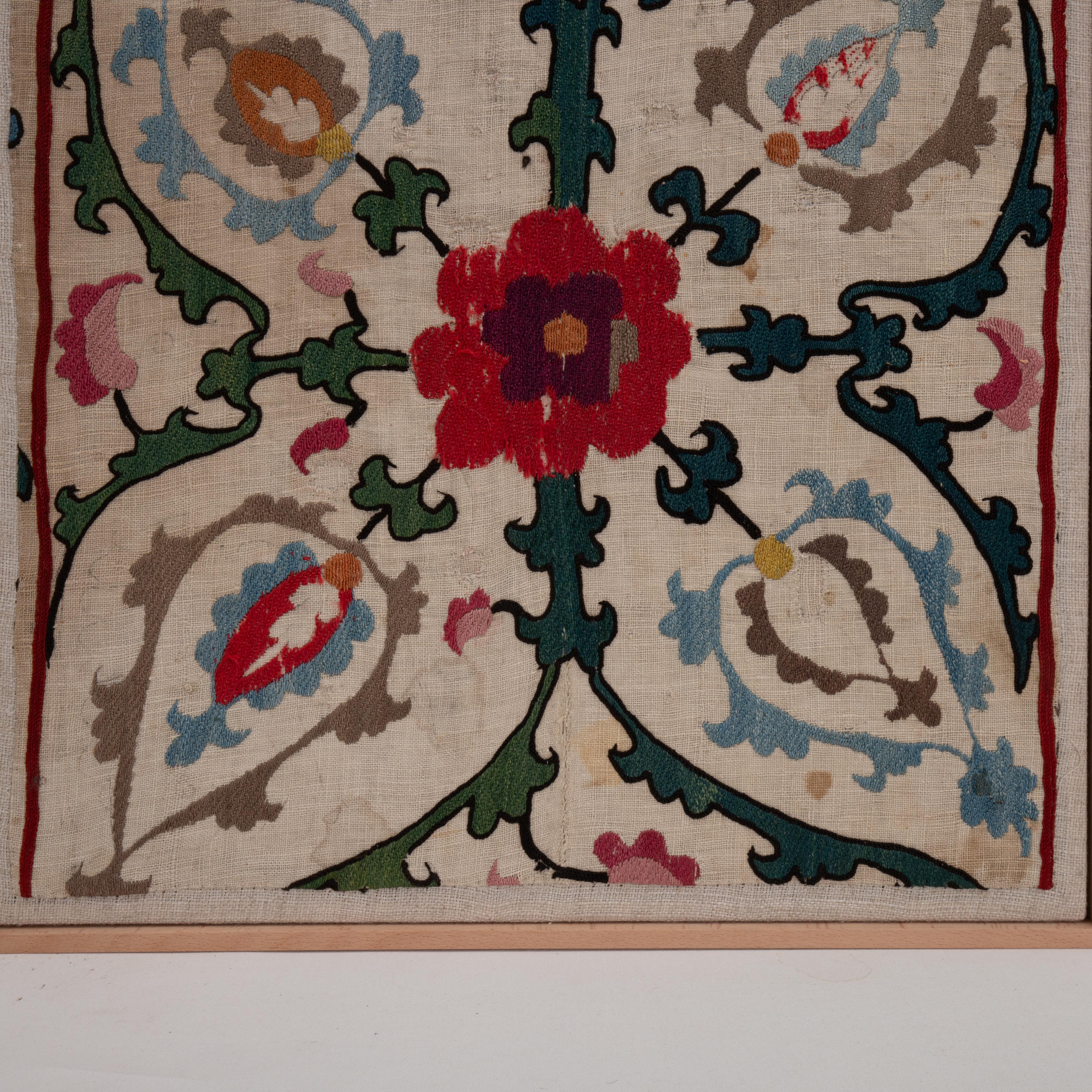 Frammento di Suzani uzbeko incorniciato professionalmente, Uzbekistan, XIX secolo. In condizioni discrete in vendita a Istanbul, TR