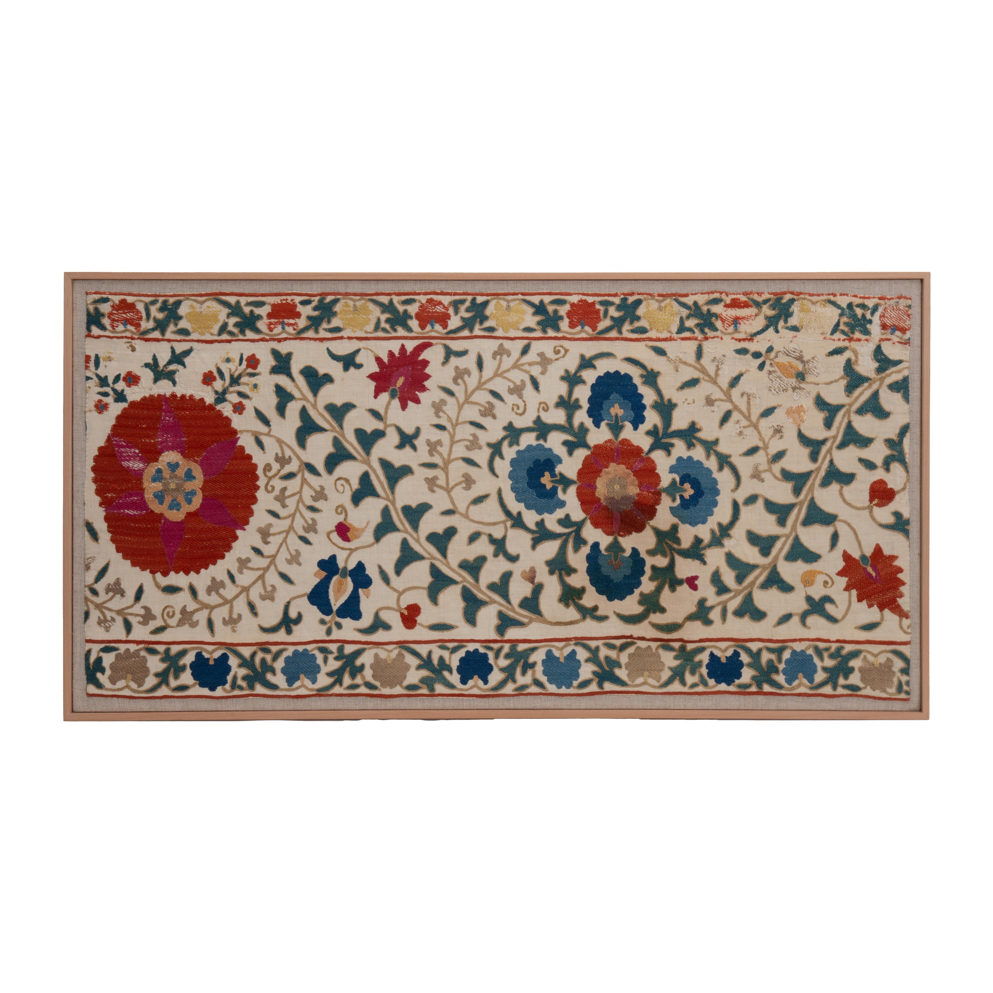 Frammento di Suzani uzbeko incorniciato professionalmente, Uzbekistan, XIX secolo. In condizioni discrete in vendita a Istanbul, TR