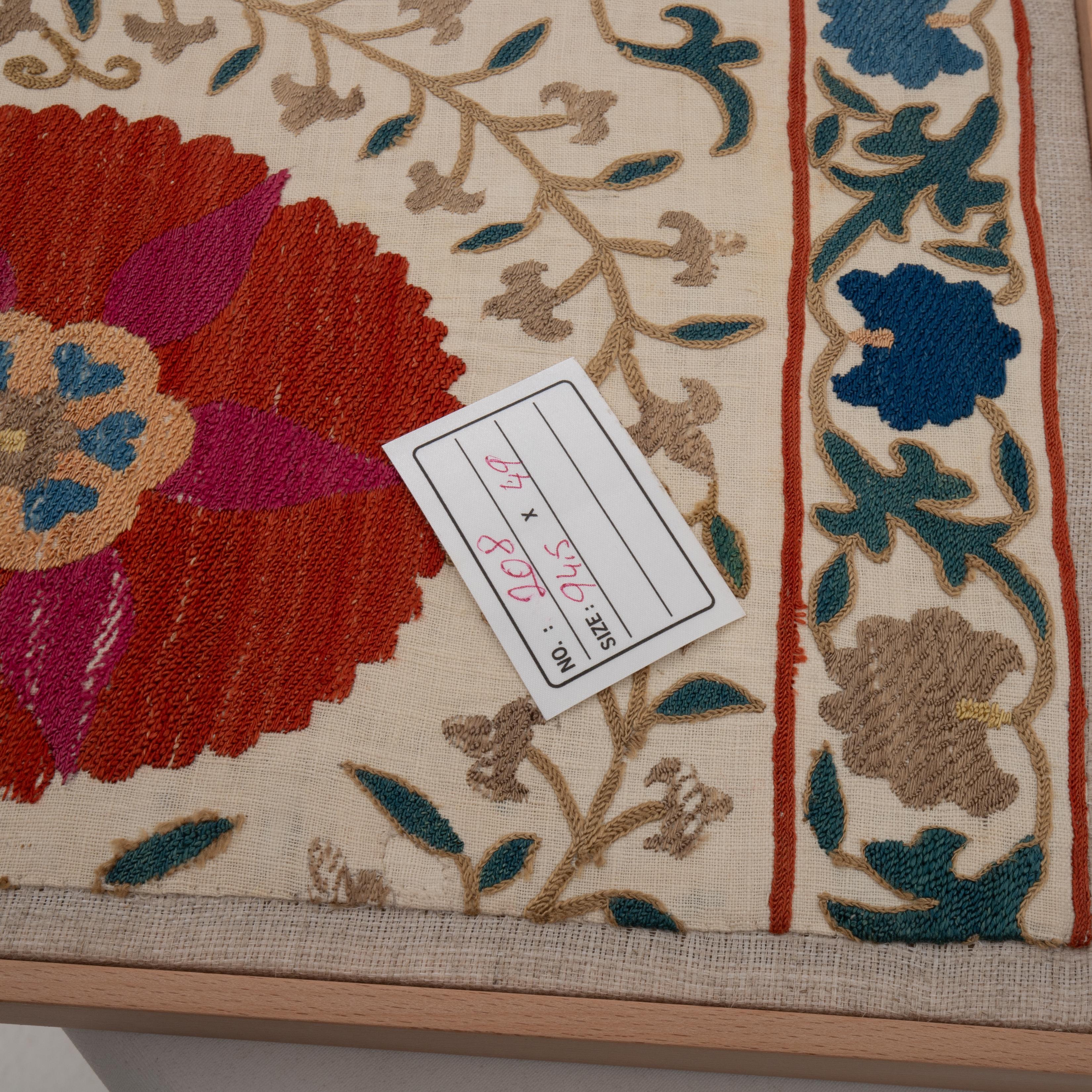 Frammento di Suzani uzbeko incorniciato professionalmente, Uzbekistan, XIX secolo. in vendita 2