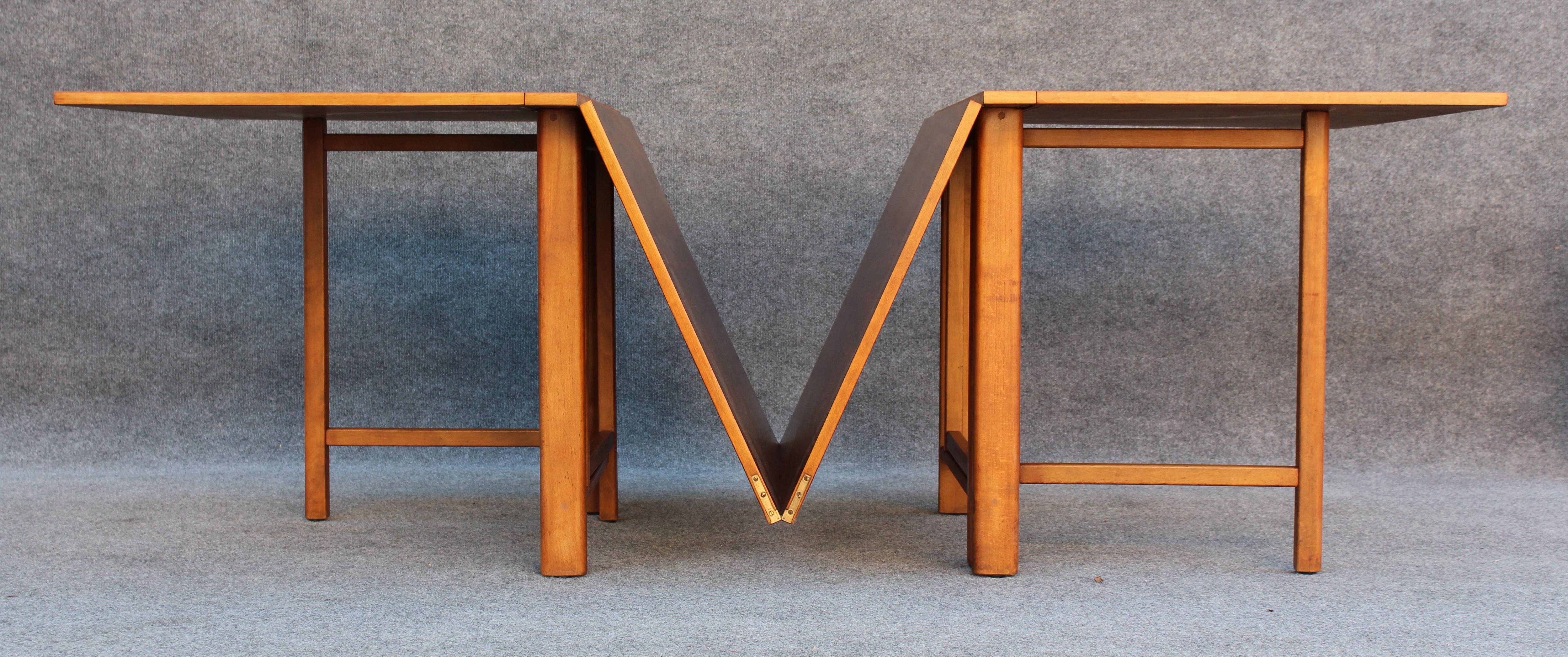 Cette table fantastique a été conçue par l'icône du design Bruno Icone pour sa société de fabrication Mathsson International. D'une longueur de plus de 11 pieds, son sommet est composé de sept pièces de noyer, toutes joliment assorties. Relié par