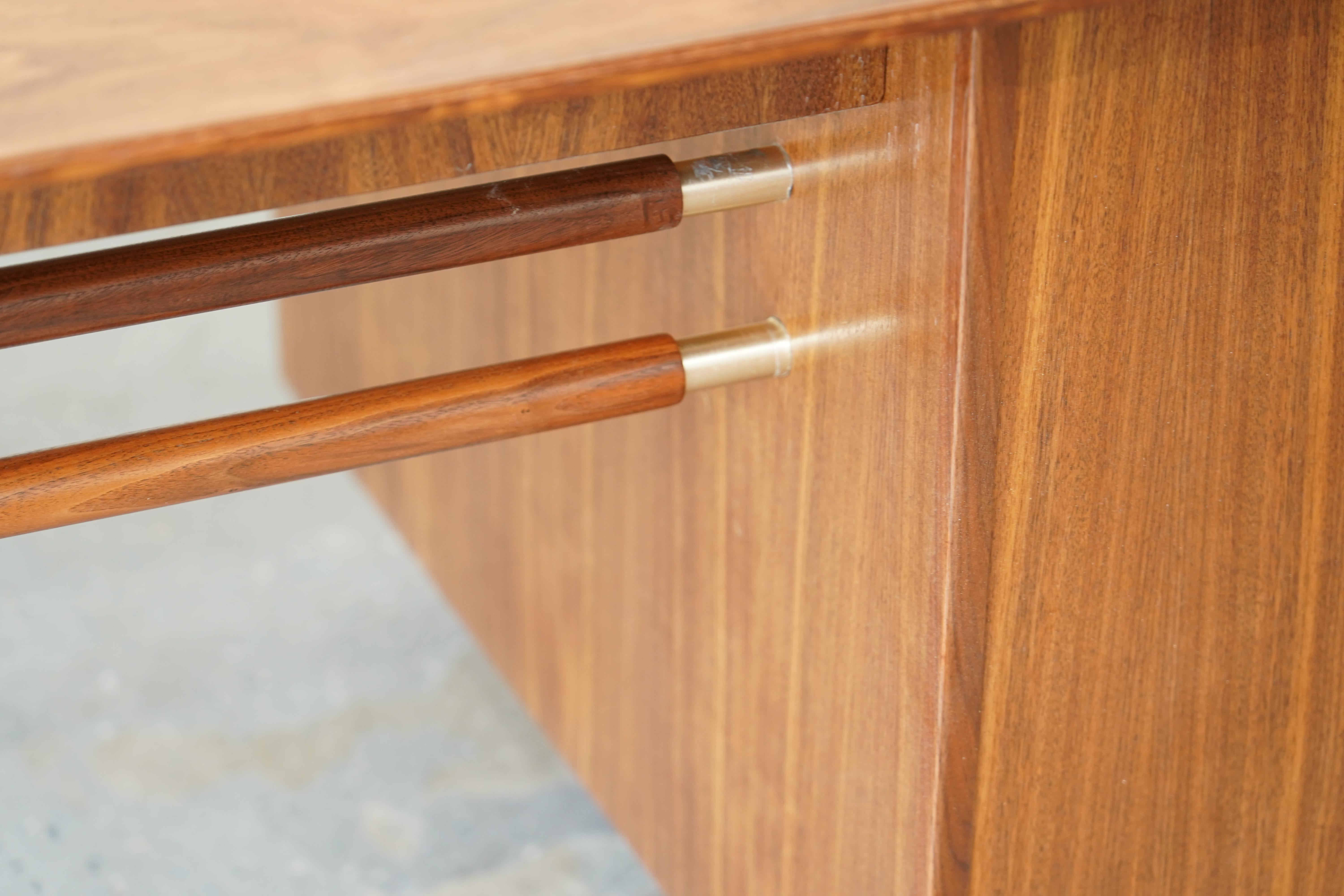 Professionally Restored Mid-Century Modern Boomerang Executive Walnut Desk For Sale 7