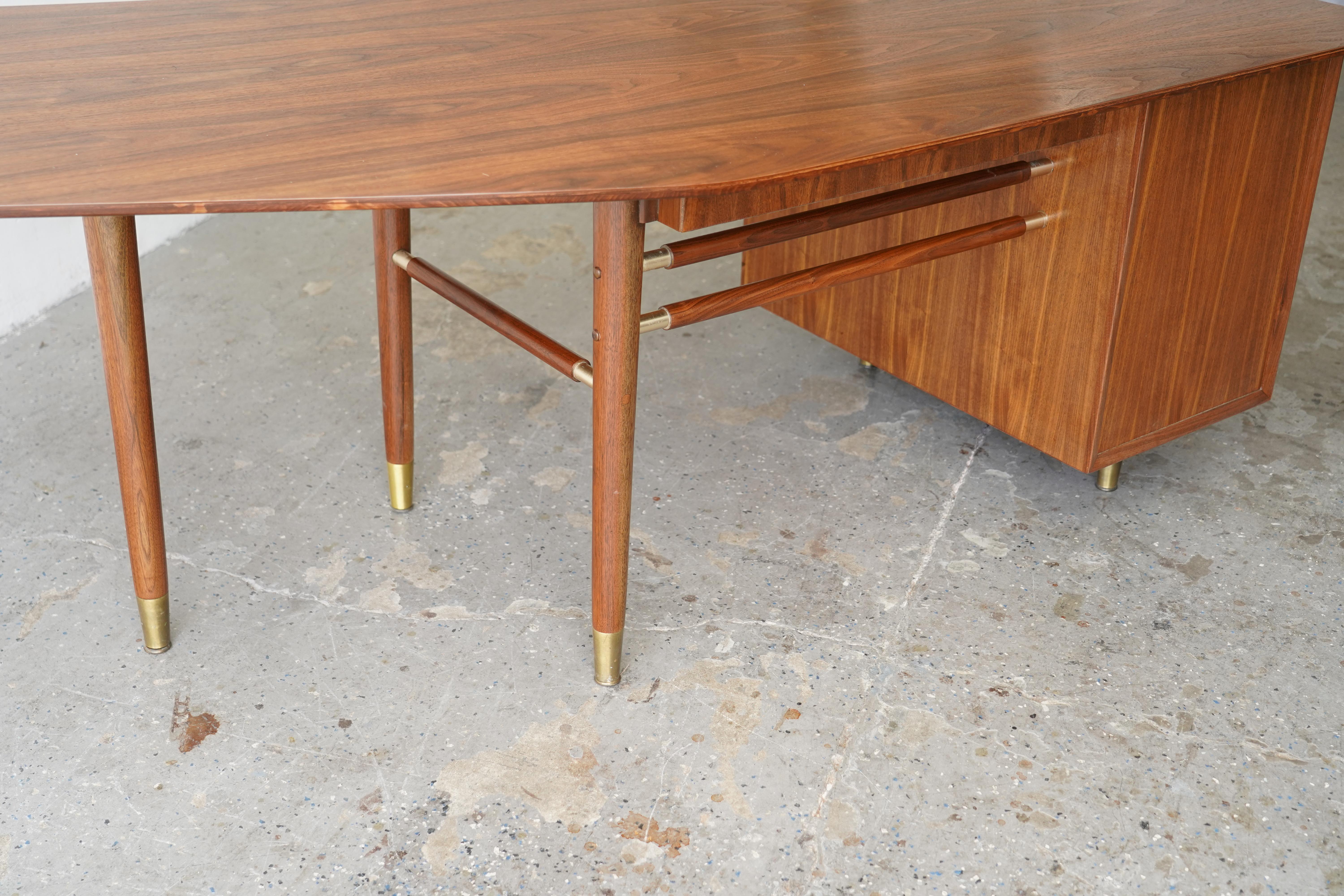 Professionally Restored Mid-Century Modern Boomerang Executive Walnut Desk For Sale 8