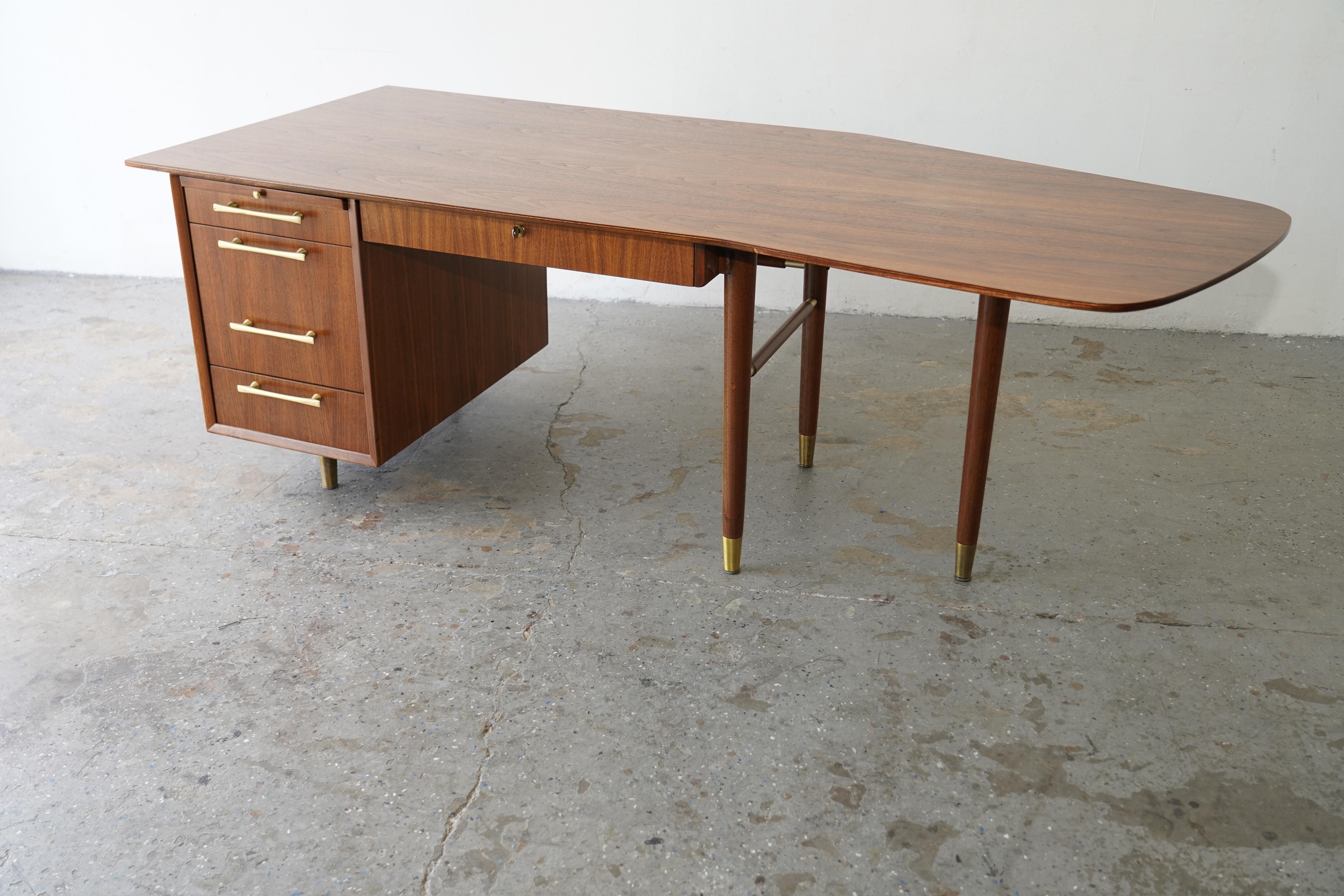 American Professionally Restored Mid-Century Modern Boomerang Executive Walnut Desk For Sale