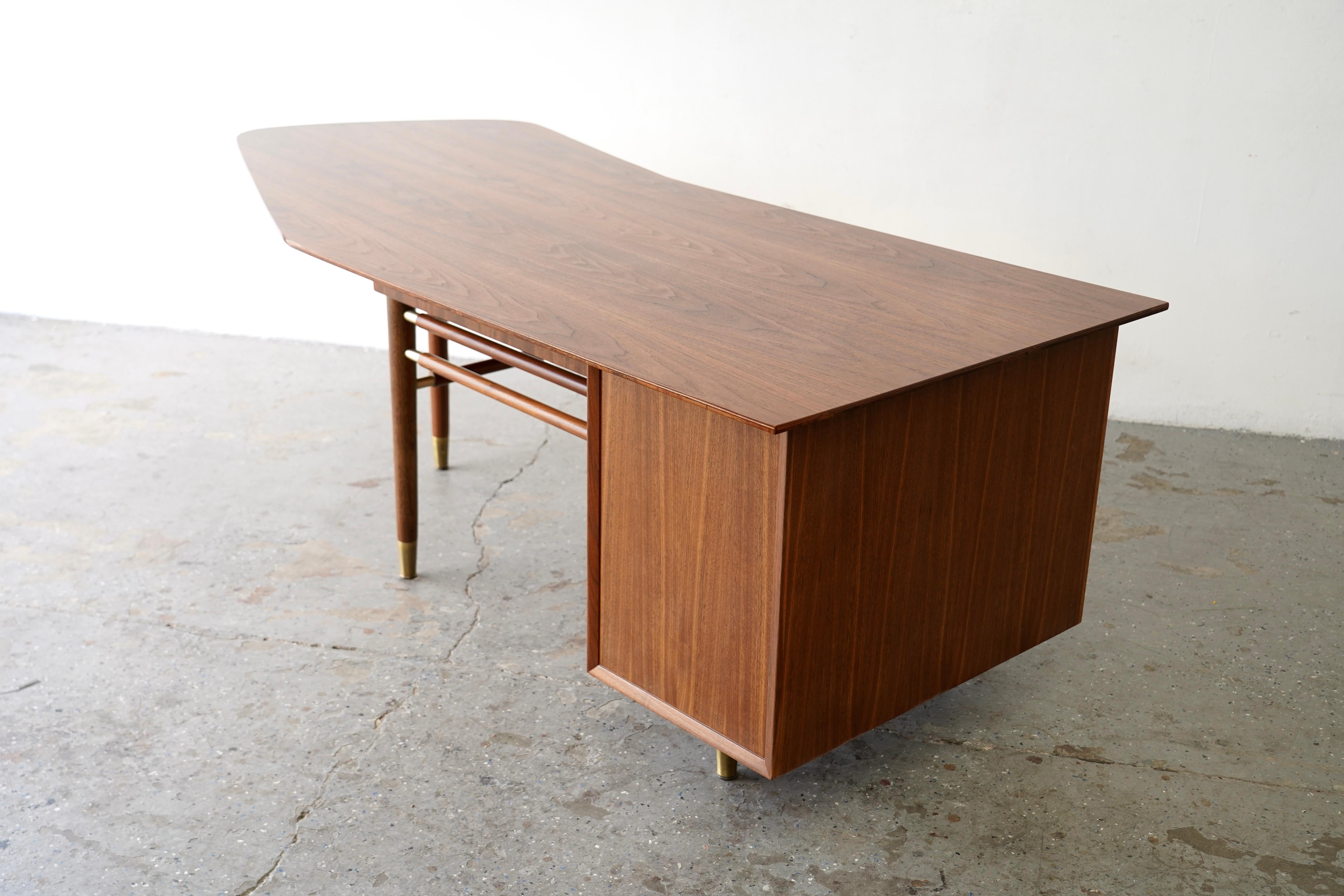 Professionally Restored Mid-Century Modern Boomerang Executive Walnut Desk In Good Condition For Sale In Las Vegas, NV