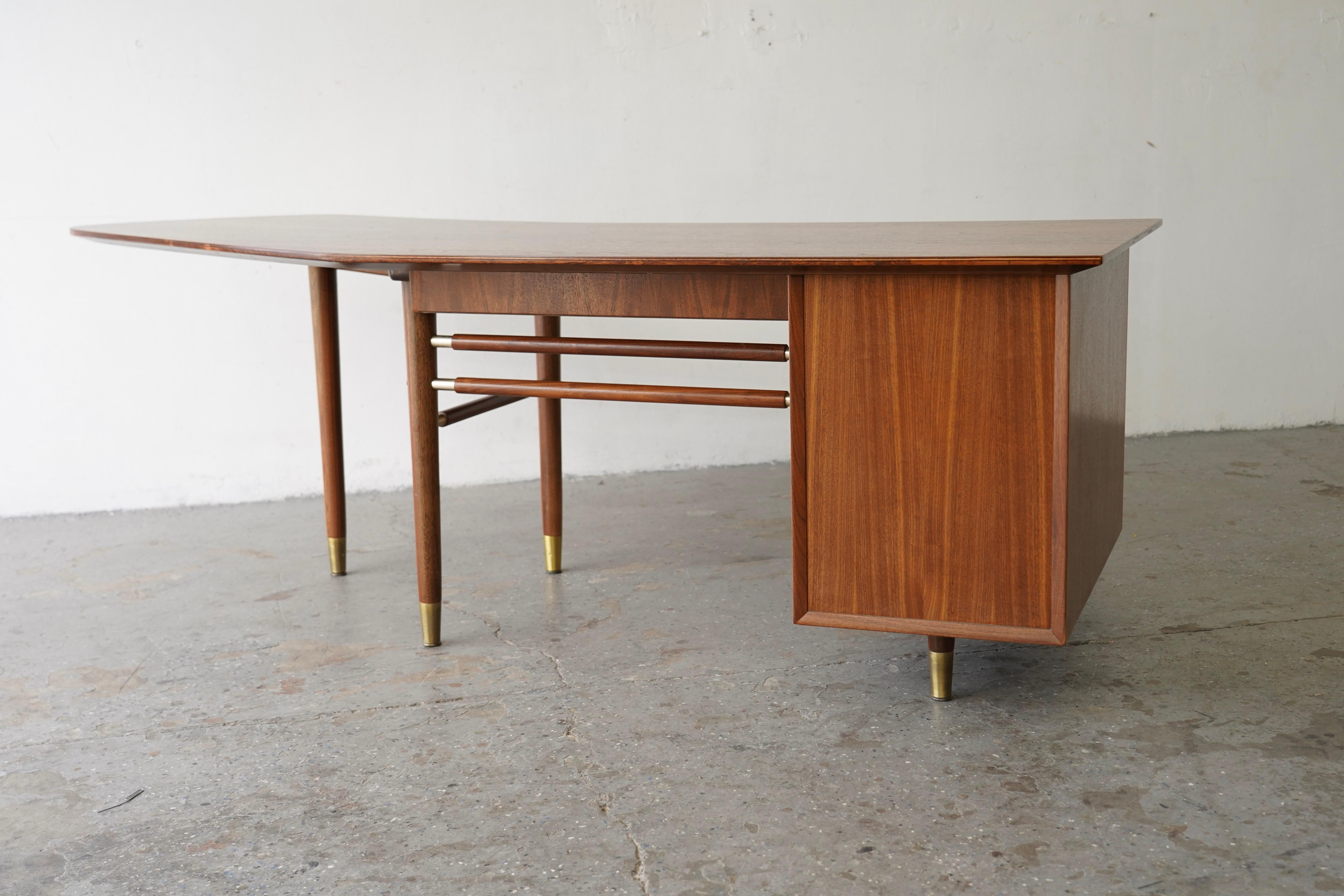 Mid-20th Century Professionally Restored Mid-Century Modern Boomerang Executive Walnut Desk For Sale