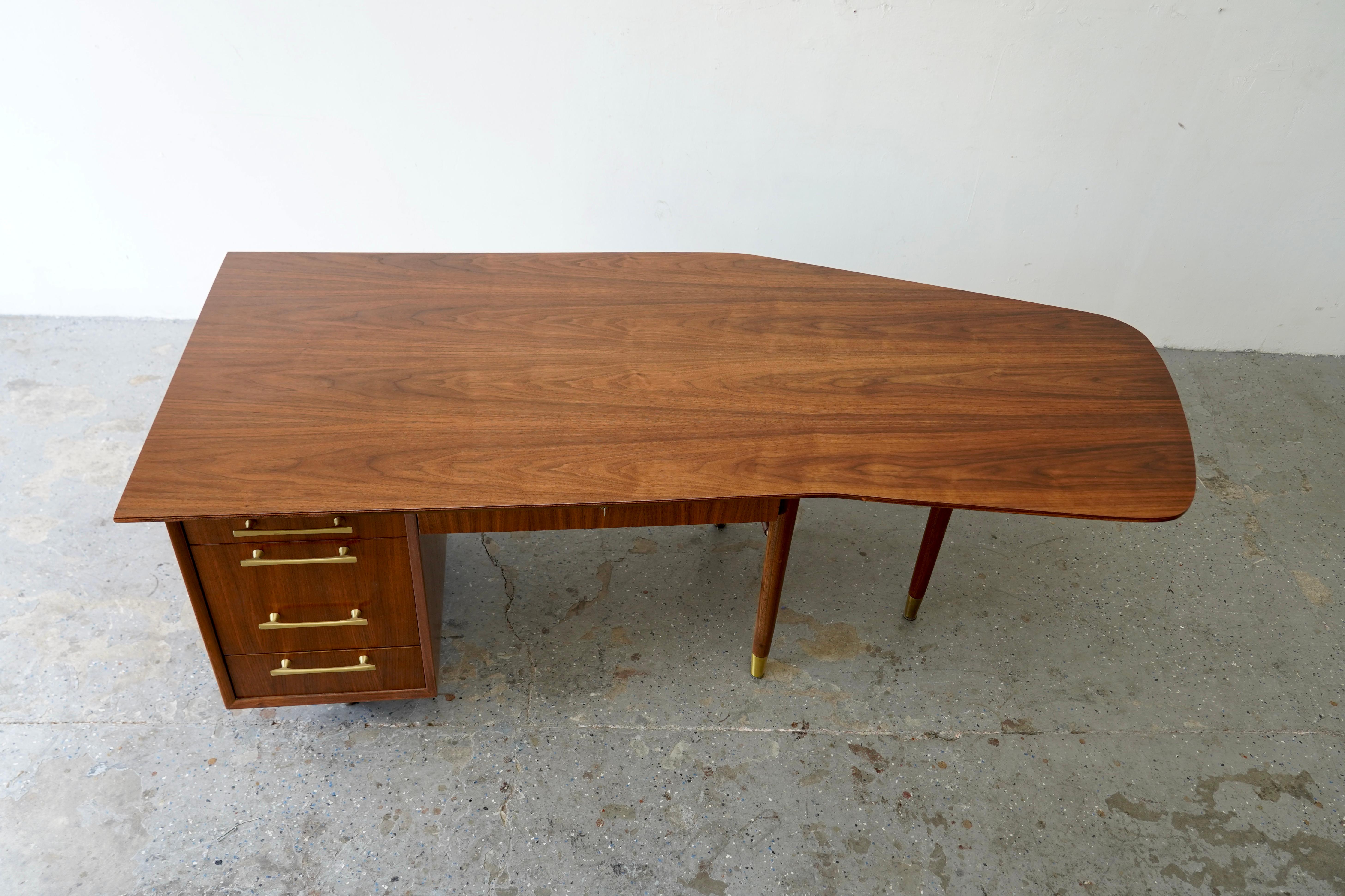 Professionally Restored Mid-Century Modern Boomerang Executive Walnut Desk For Sale 4